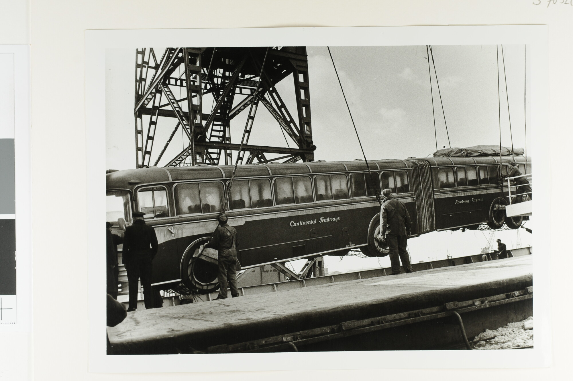 S.7032(013); Fotos van het hijsen van autobussen voor Continental Trailways van de kade [...]; fotoreportage