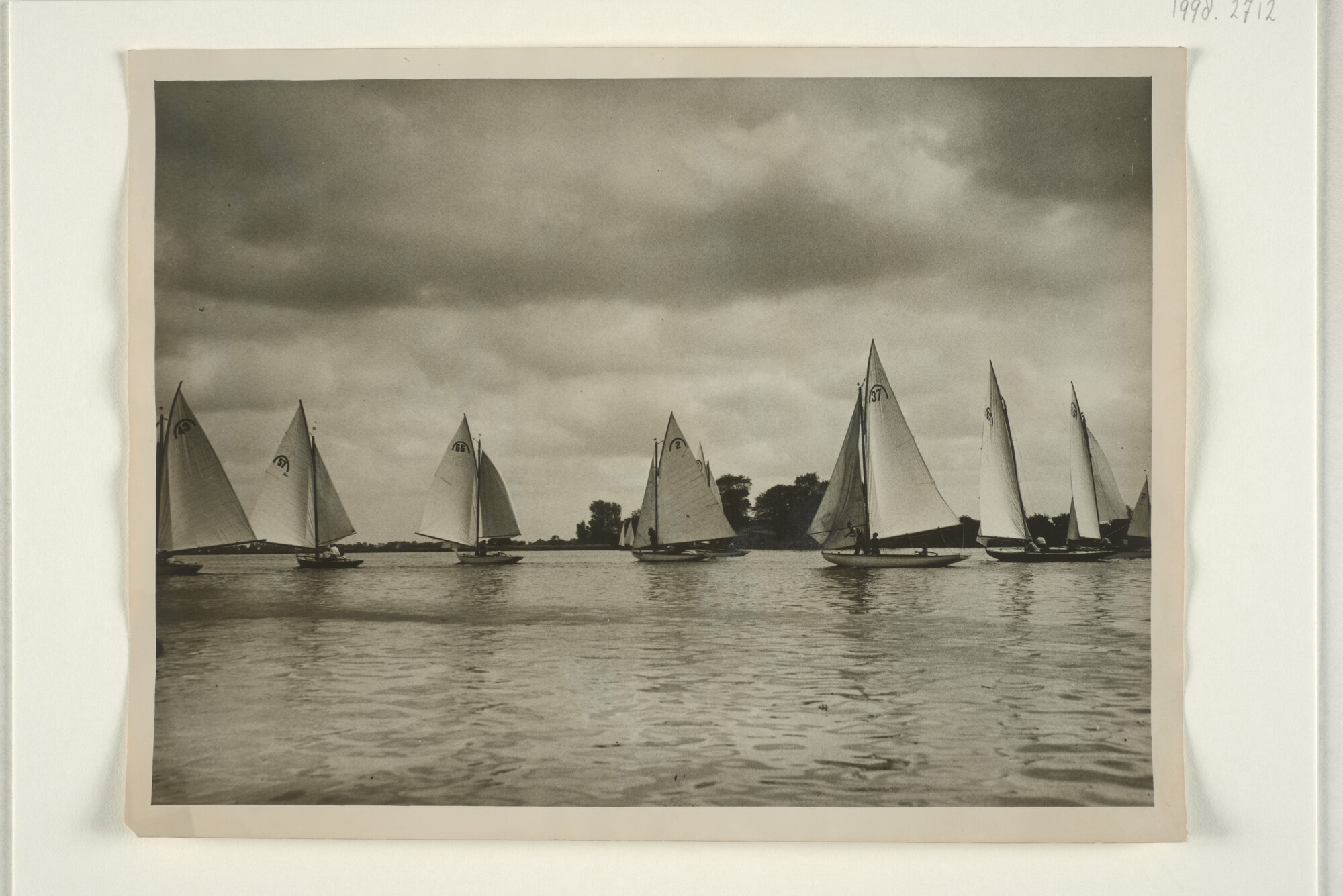 1998.2712; Zeilwedstrijden van de Regenboog-klasse op de Kagerplassen [...]; foto