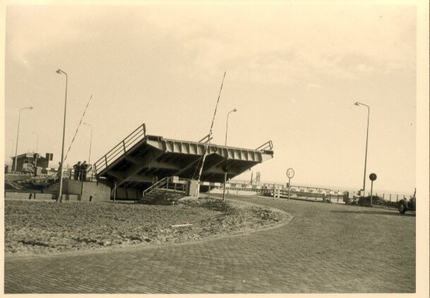 S.5219(12)0553; Fotos van in- en exterieur van een nieuwe ophaalbrug bij Lelystad; fotoreportage