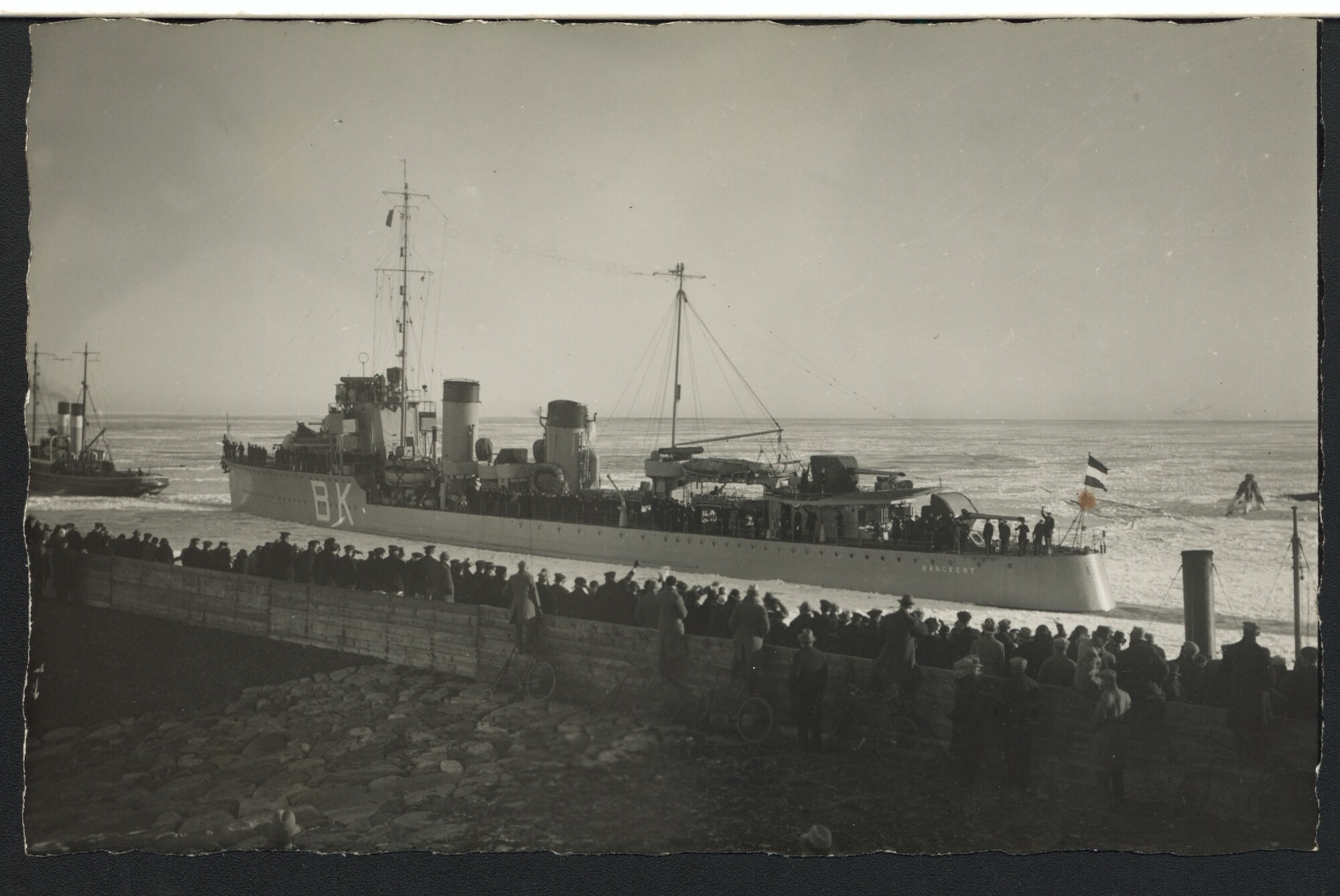 S.4380(04)276; De torpedobootjager Hr.Ms. Banckert uitgekeken door een grote menigte [...]; prentbriefkaart