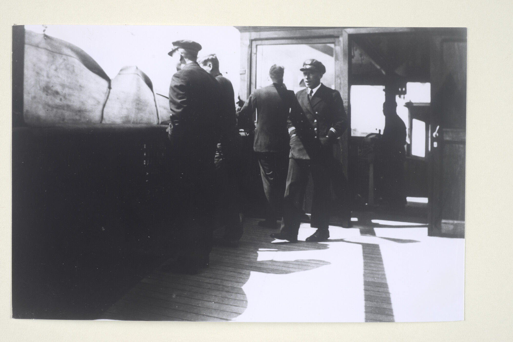 1999.1743; Officieren op de brug van ms. 'Tawali' van de SMN; foto