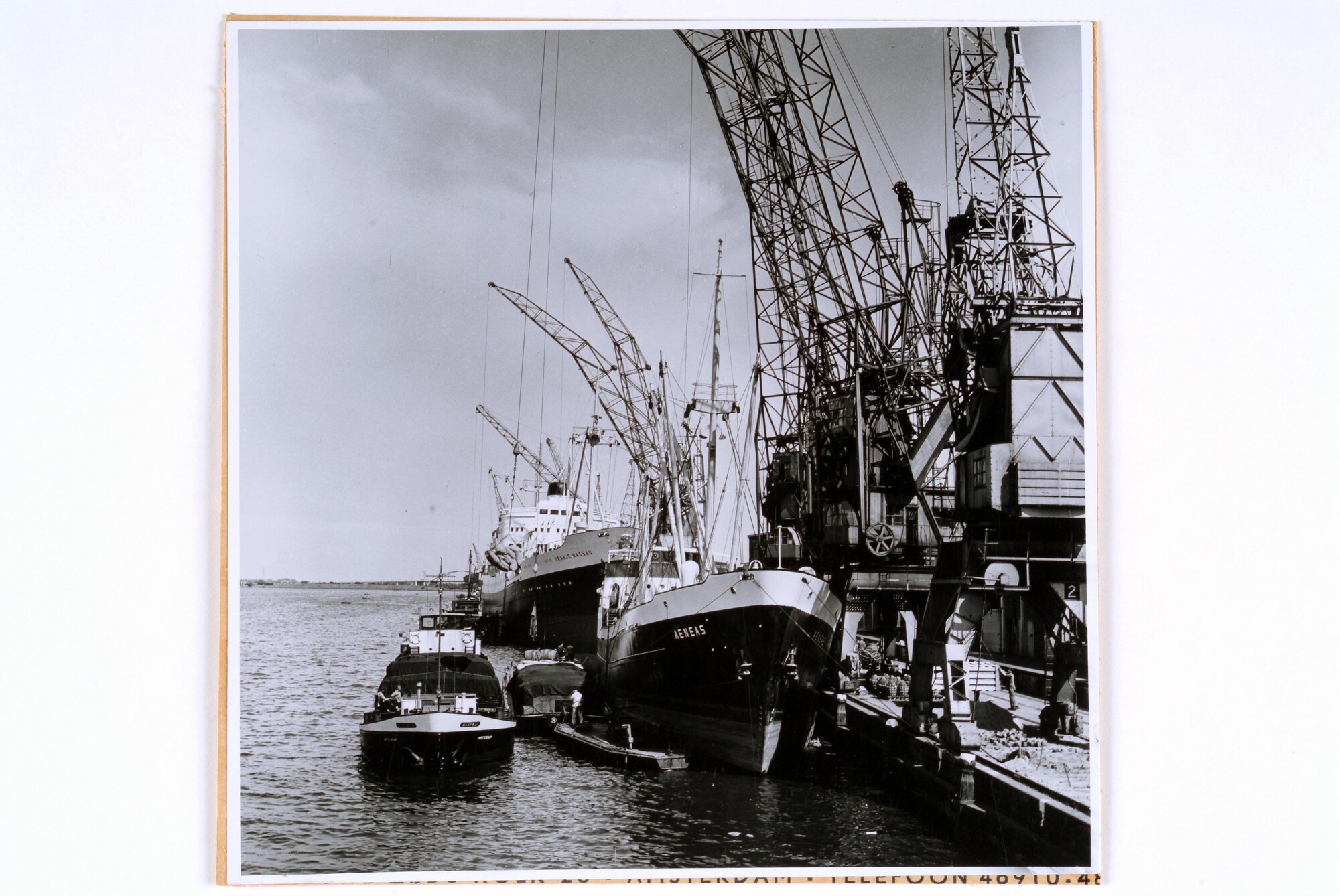 1998.0143; Bedrijvigheid op de Surinamekade in Amsterdam, voorjaar 1958; foto