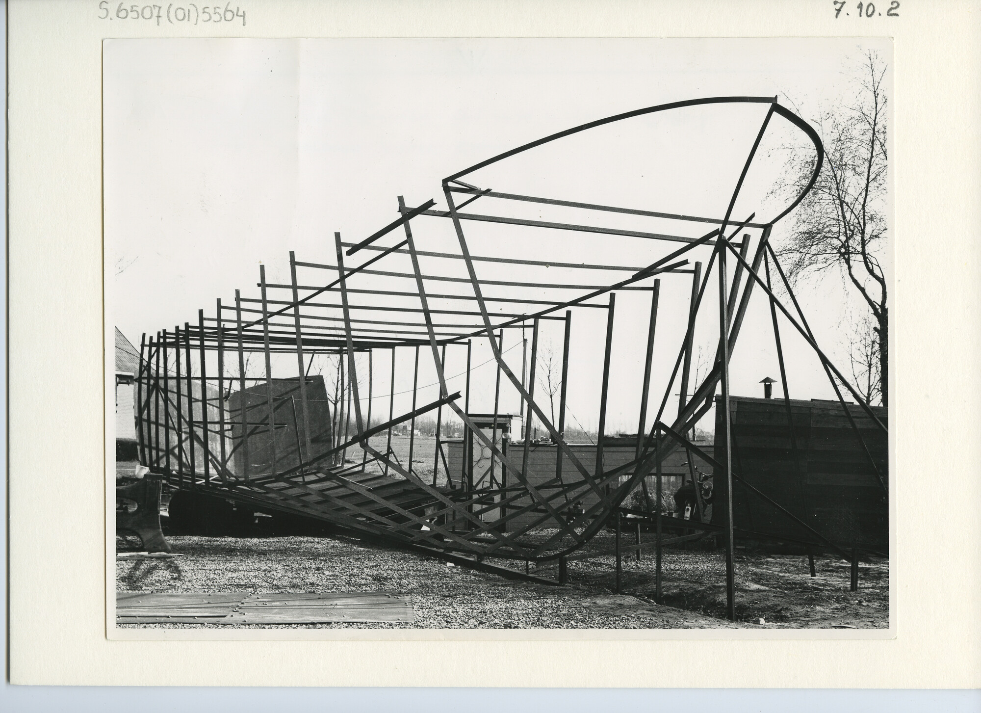 S.6507(01)5564; Foto van merkwaardige lichte stalen spanten van 16,78 m. lange motorboot bij staalbouw Kuiper, Giethoorn; foto