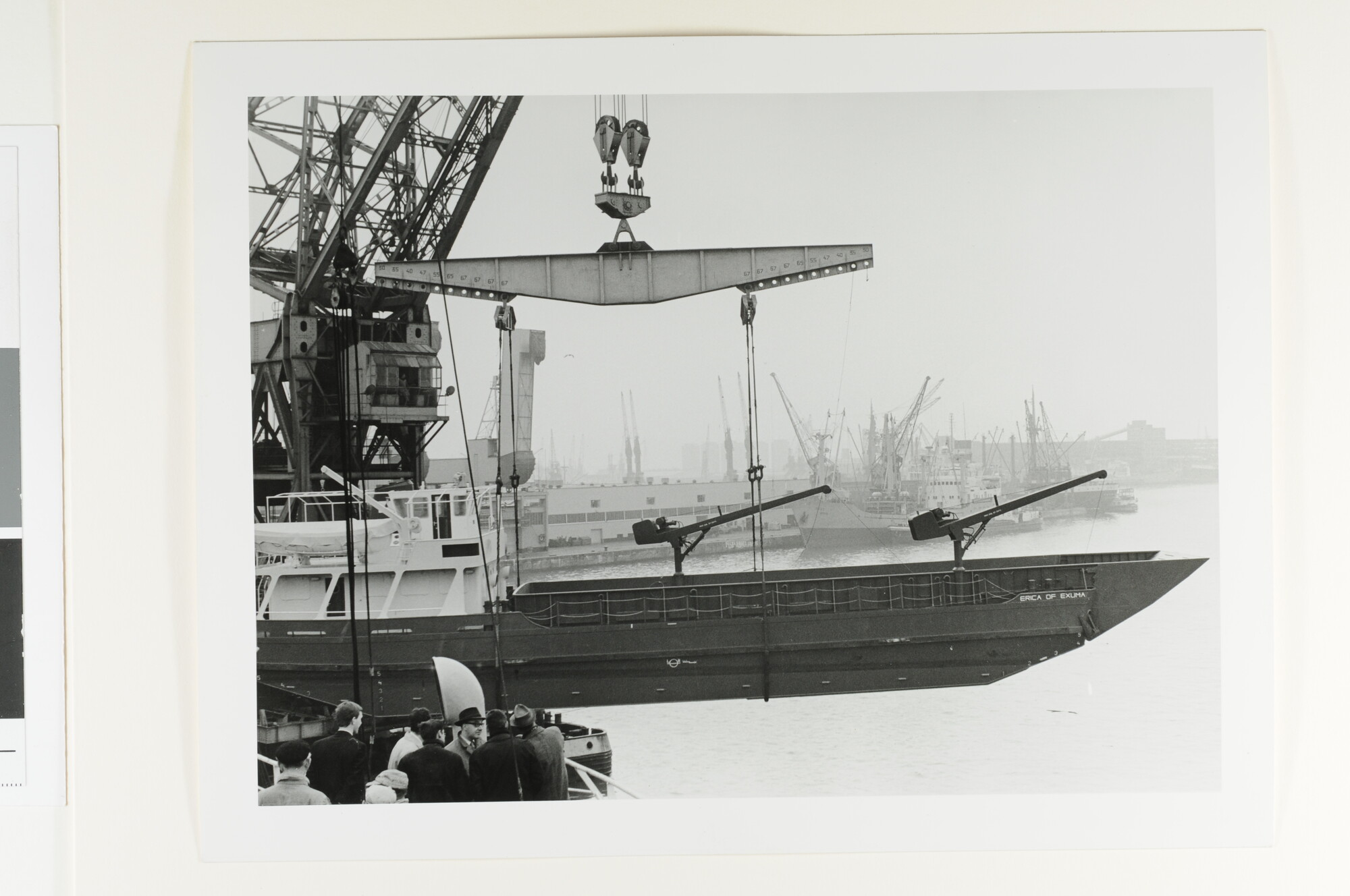 S.7032(033); Foto's van het inschepen van de landingsboot 'Erica of Exuma' aan boord van het vrachtschip ms. 'Loppersum' van de NV; fotoreportage