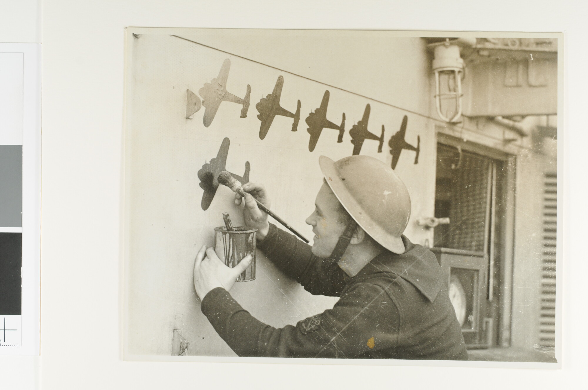 S.6281(04); Aantekening van het aantal neergeschoten vliegtuigen aan boord kanonneerboot Hr.Ms. Flores [...]; foto