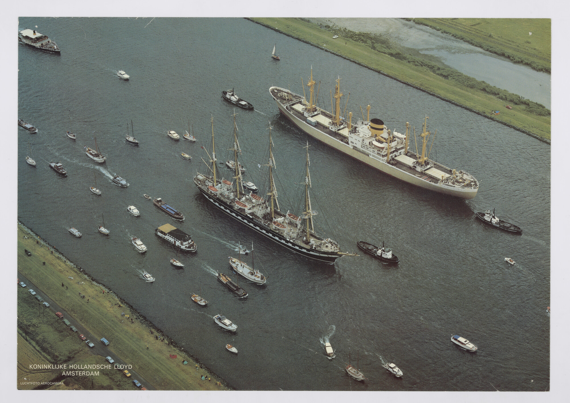 1993.3287; Affiche met luchtfoto van het zeilende opleidingsschip Kruzenstern en het ms. Amstelland van de Koninklijke Hollandsche Lloyd; affiche