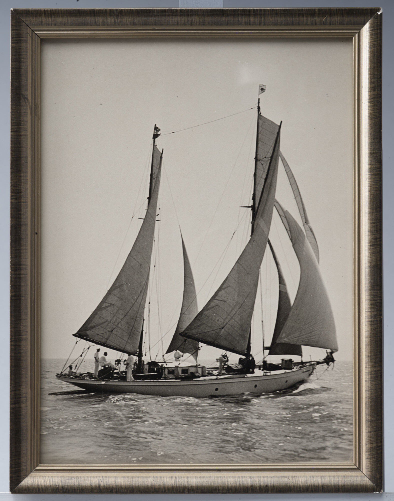 2019.0448; Foto in lijst van de Frida onder vol tuig met topzeil, buitenkluiver; foto