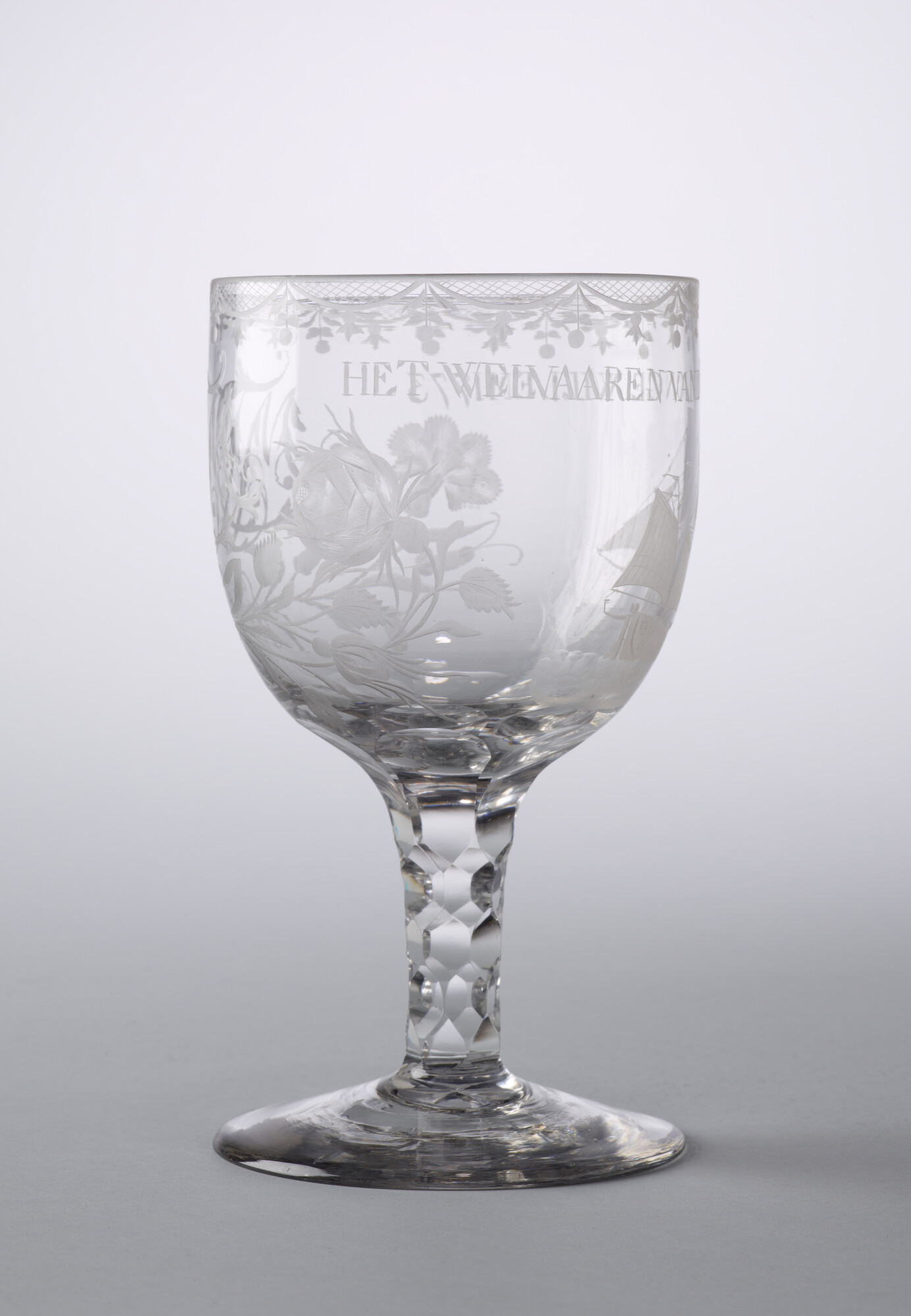 A.3356; Dekselbokaal met een radgravure van de galjoot de "Jonge Willem"; drinkglas
