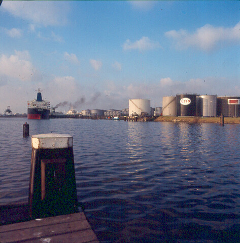 S.9100(6228); Havengezicht te Amsterdam (Petroleumhaven); diapositief