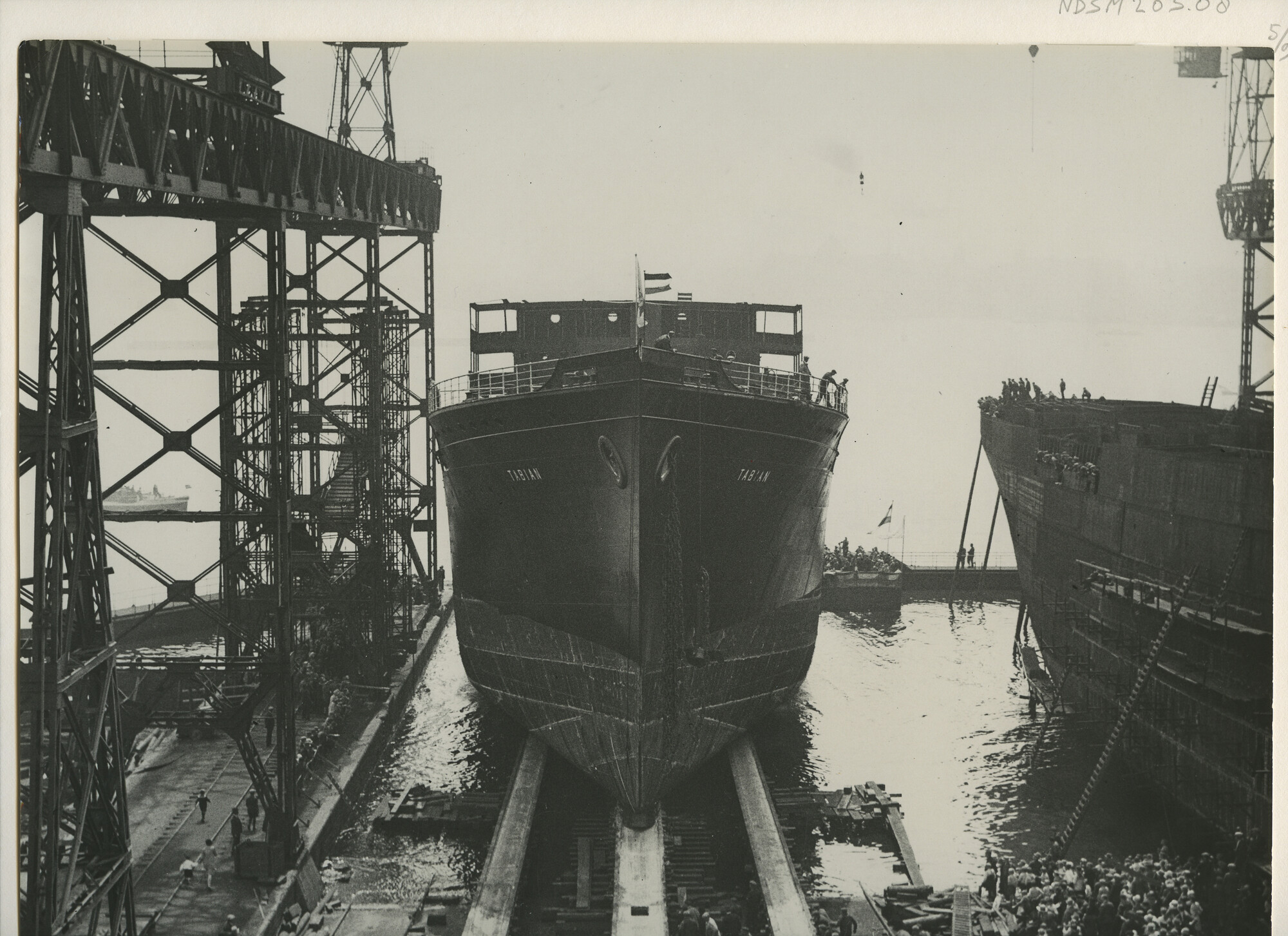 S.5444(0820)5; Foto van de tewaterlating van het vrachtschip ms. Tabian; foto