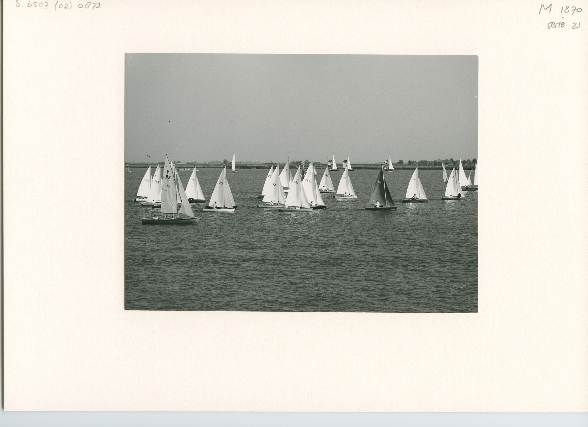 S.6507(02)0872; Zwart-wit foto van de Jeugdklasse op het Alkmaardermeer; foto