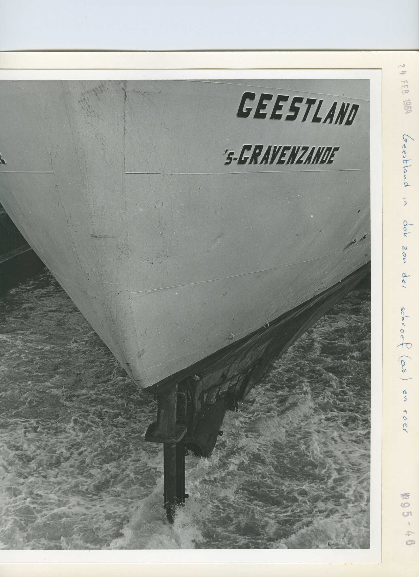 S.5444(4242)3; Foto van het koelvrachtschip ms. Geestland ligt in het dok bij de NDSM; foto