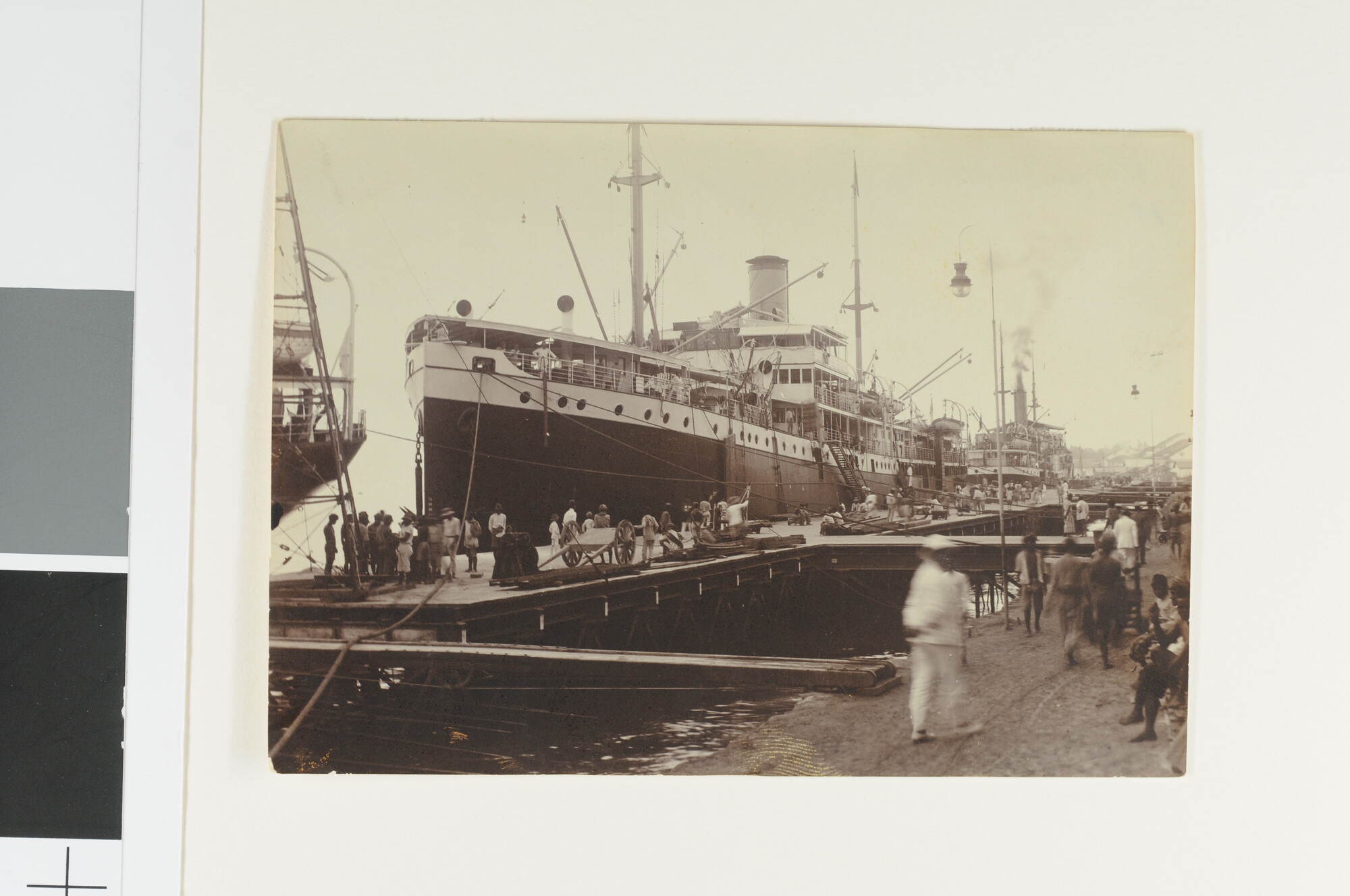 S.4426(049); Het ss. Van Overstraten ligt afgemeerd aan de steiger te Makassar [...]; foto