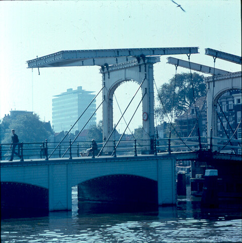 S.9100(2855); Dia van de Amstel met de Magere Brug; diapositief