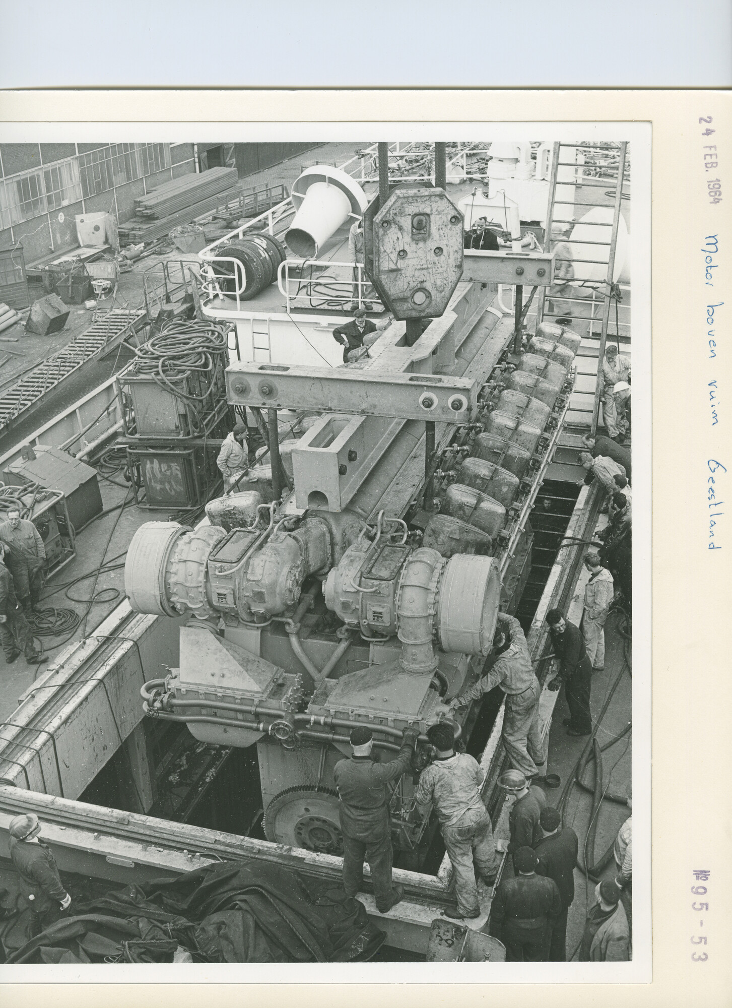 S.5444(4243)7; Foto van het inhijsen van een nieuwe hoofdmotor in het koelschip Geestland; foto