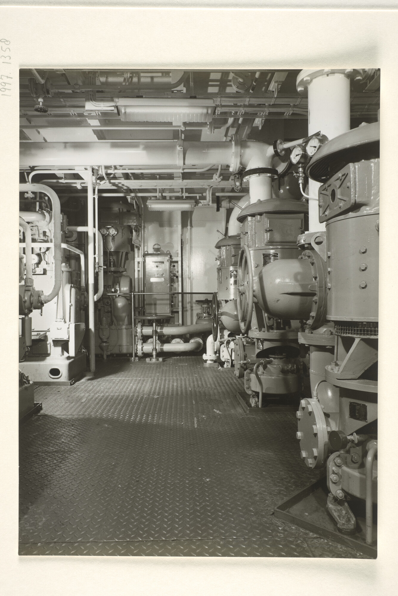 1997.1358; Foto's van de machinekamer van het vrachtschip ms. Straat Chatham van de KJCPL; fotoreportage