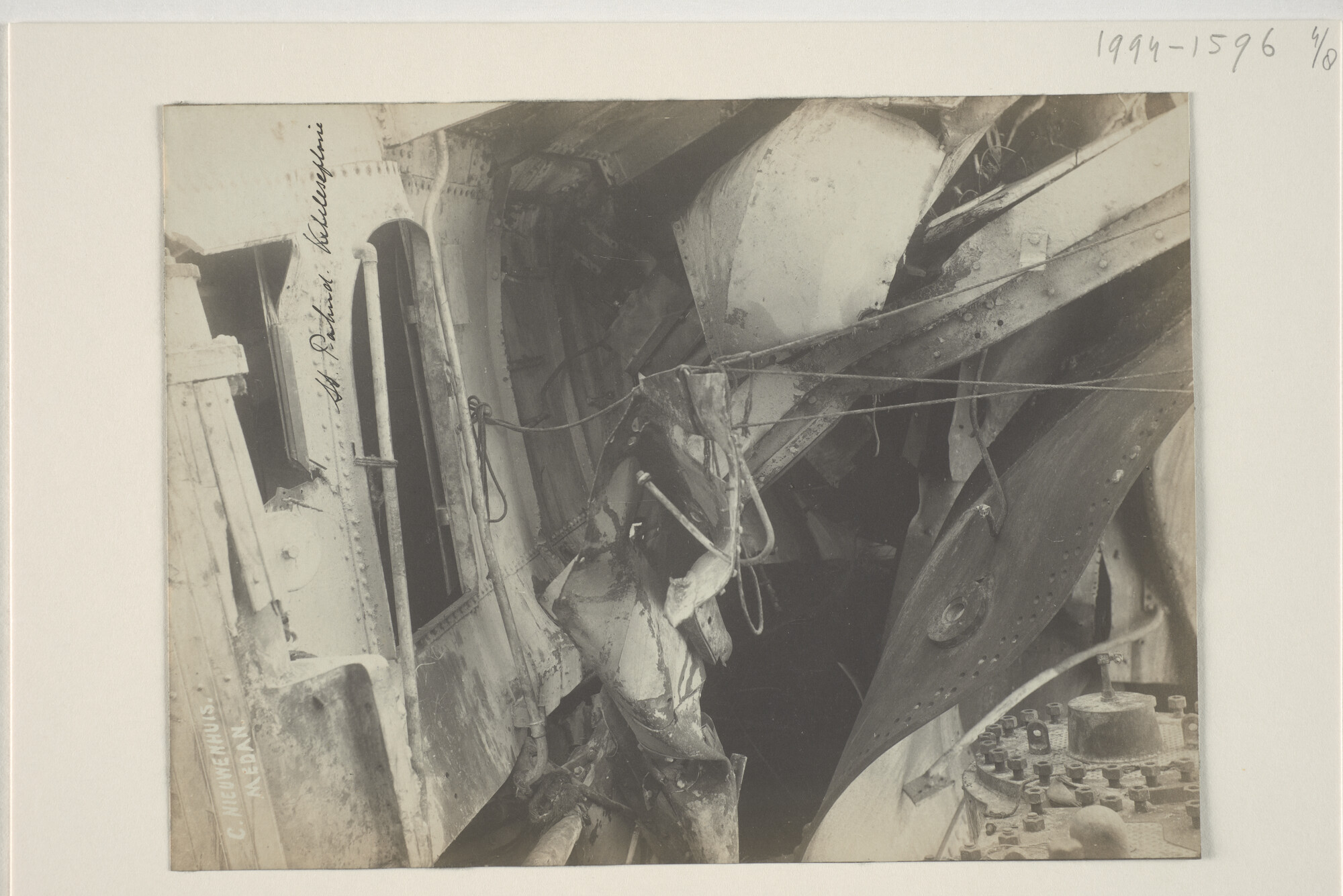 1994.1596; Schadefoto's van het ss. 'Pahud' na de ketelexplosie aan de steiger te Belawan-Deli, april 1908; fotoreportage