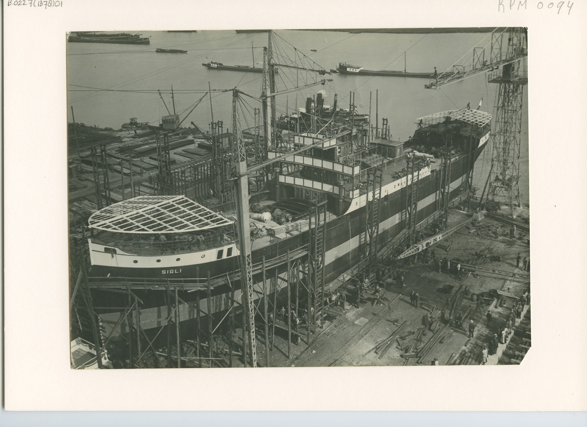 B.0227(1378)01; Foto van de tewaterlating van het ss. Sigli van de KPM; foto