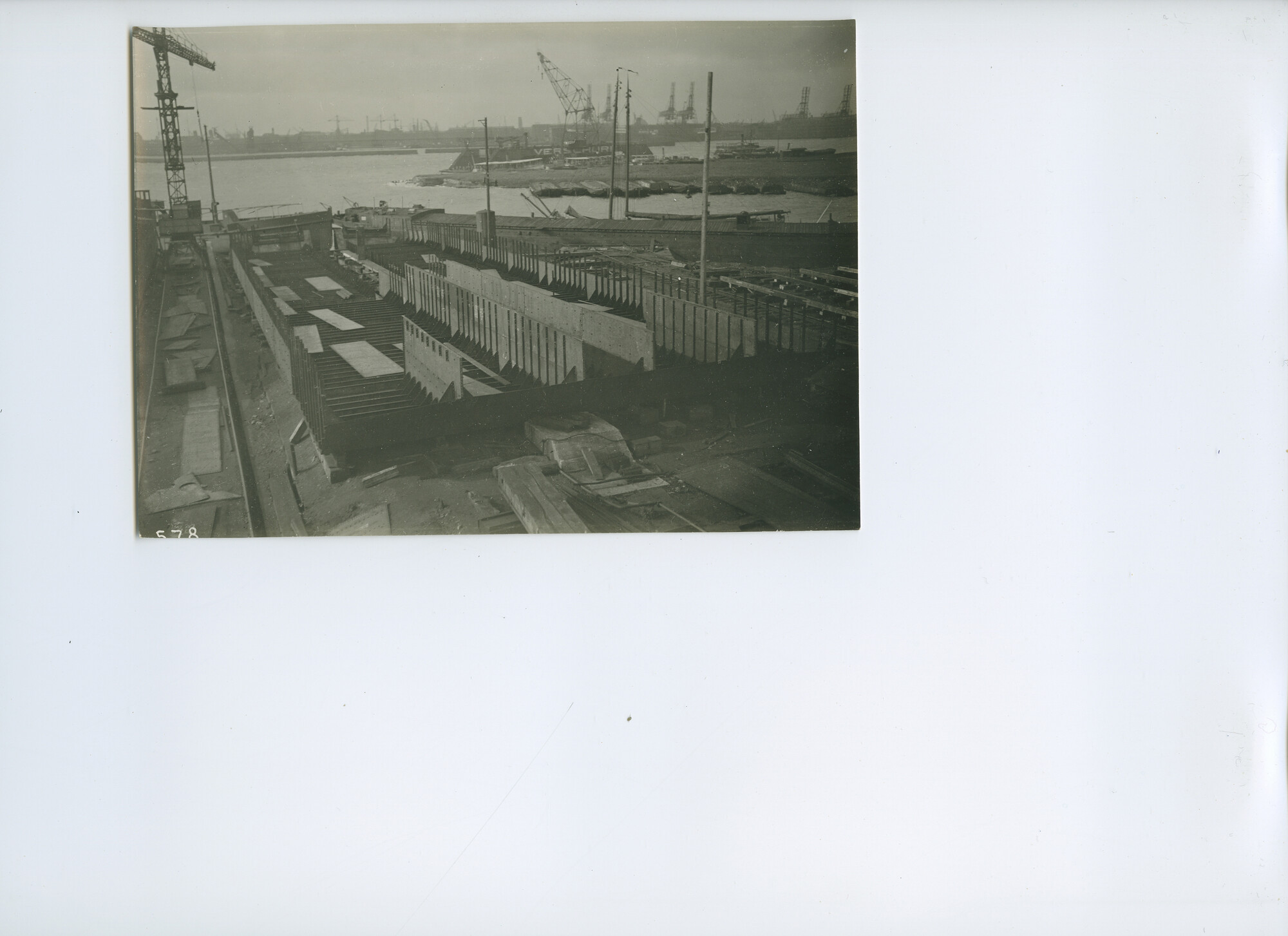 S.6386(112)0014; Foto van wrangen en spanten van tinmolen; foto