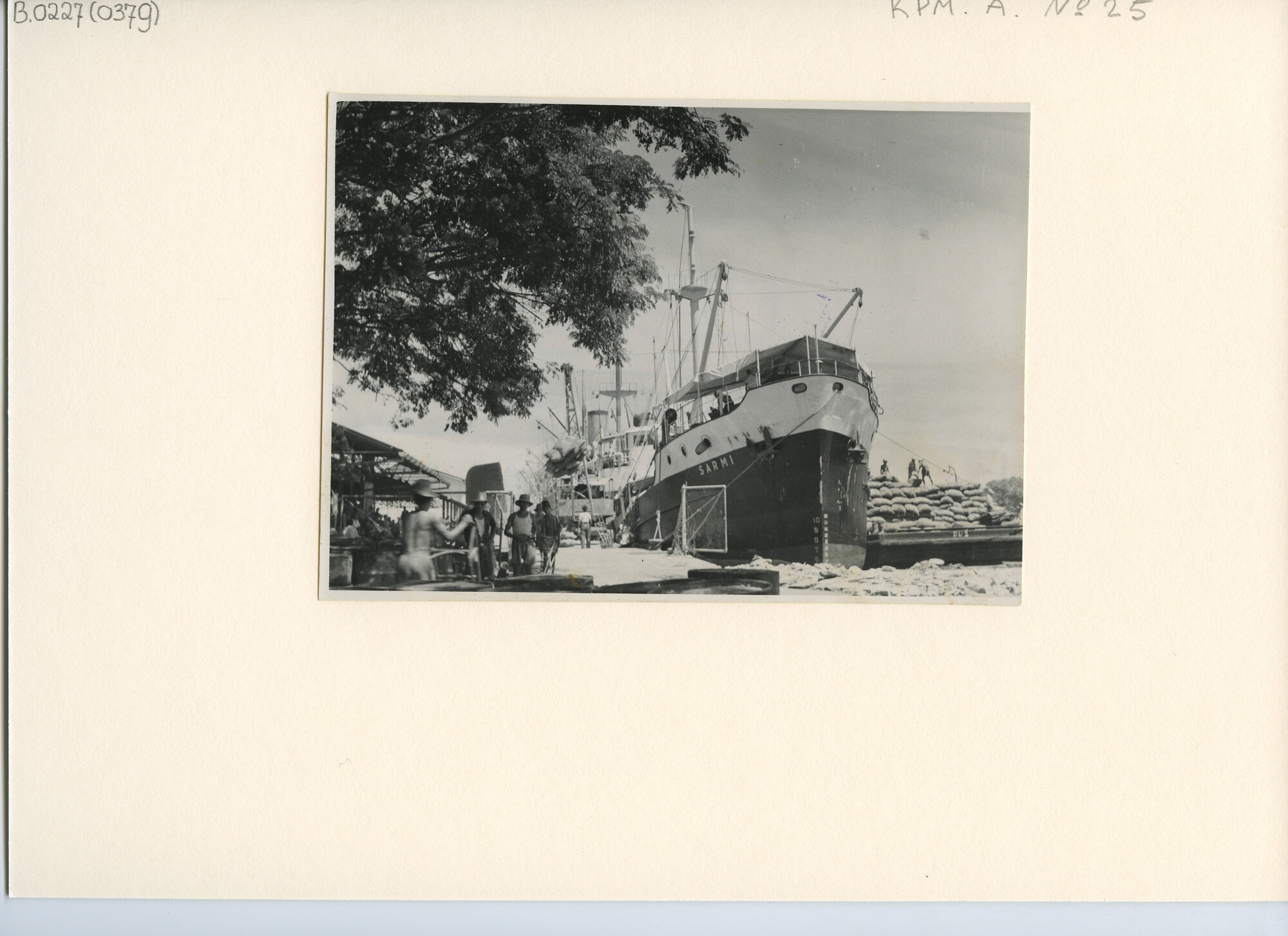 B.0227(0379); Foto van ms. Sarmi lost copra in de eerste binnenhaven (KPM- haven) van Tandjong Priok; foto