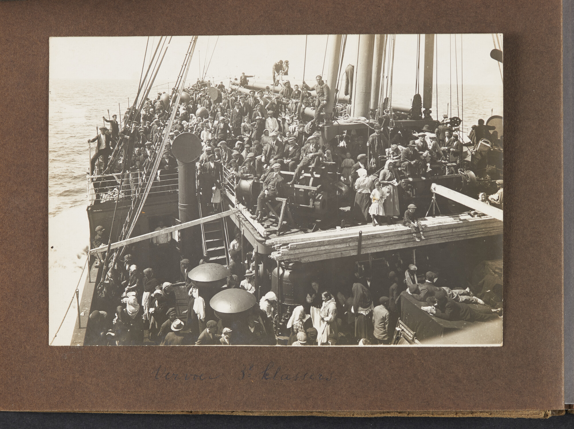 S.7147(08); Album met foto's van W.L. Hoorn tijdens een reis naar Zuid-Amerika 1923 of 1924: het passerende passagiersschip ss. 'Orania'; fotoalbum