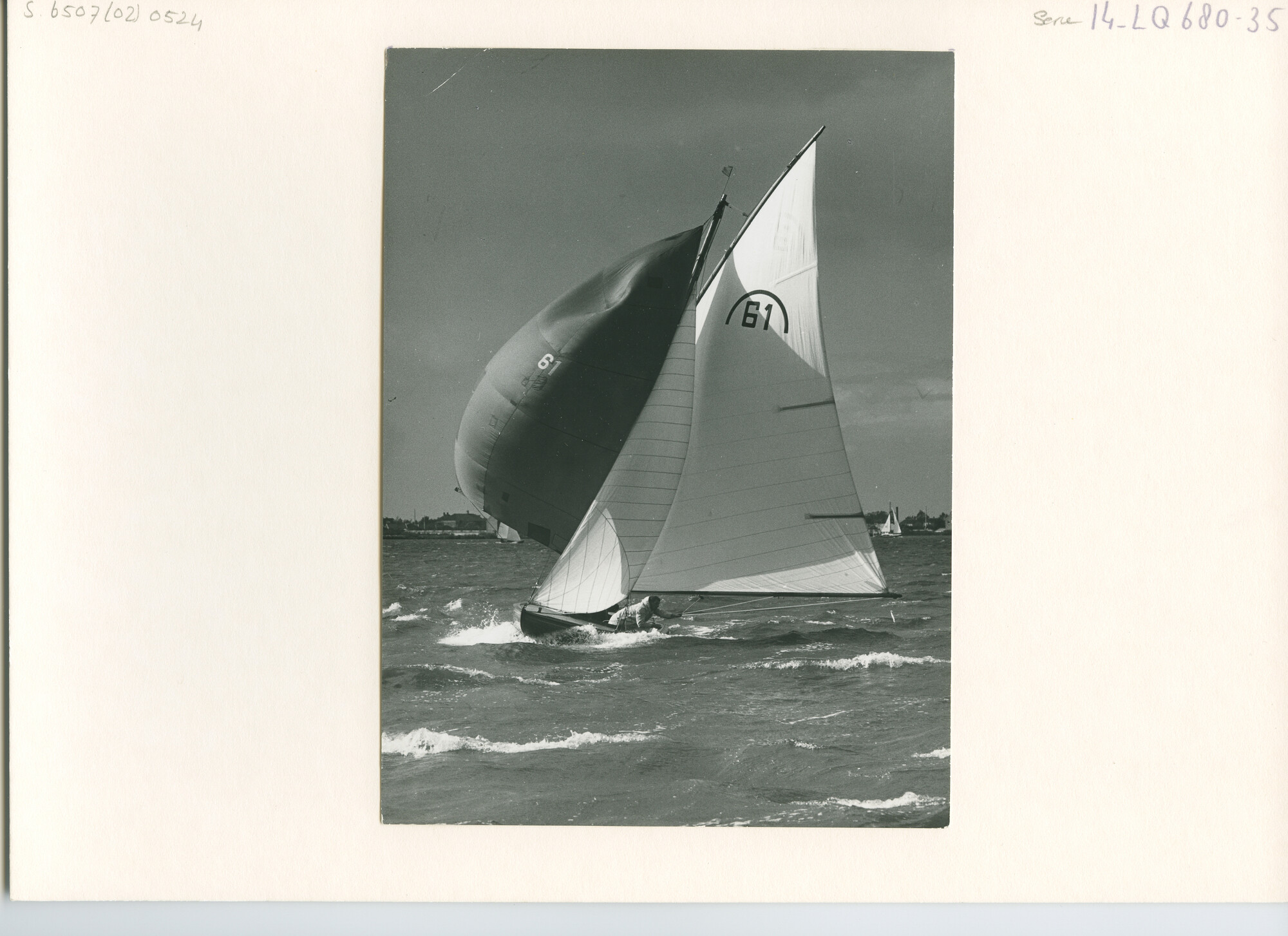 S.6507(02)0524.02; Zwart-wit foto van de Regenboogklasse bij harde wind op het Braassemermeer; foto