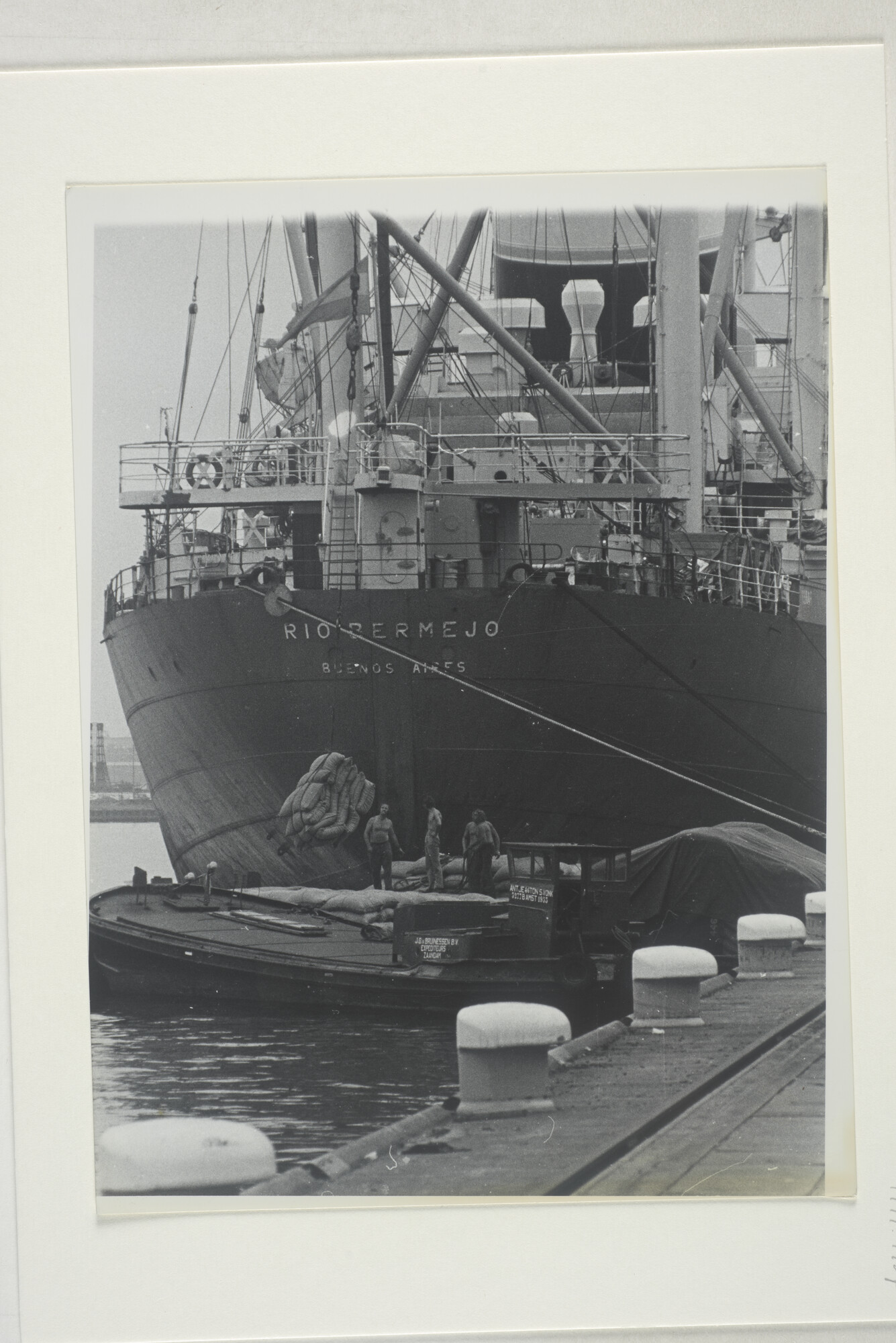 1999.4437; Het Argentijnse vrachtschip ms. 'Rio Bermejo' uit Buenos Aires ligt aan de kade in de haven van Amsterdam; foto