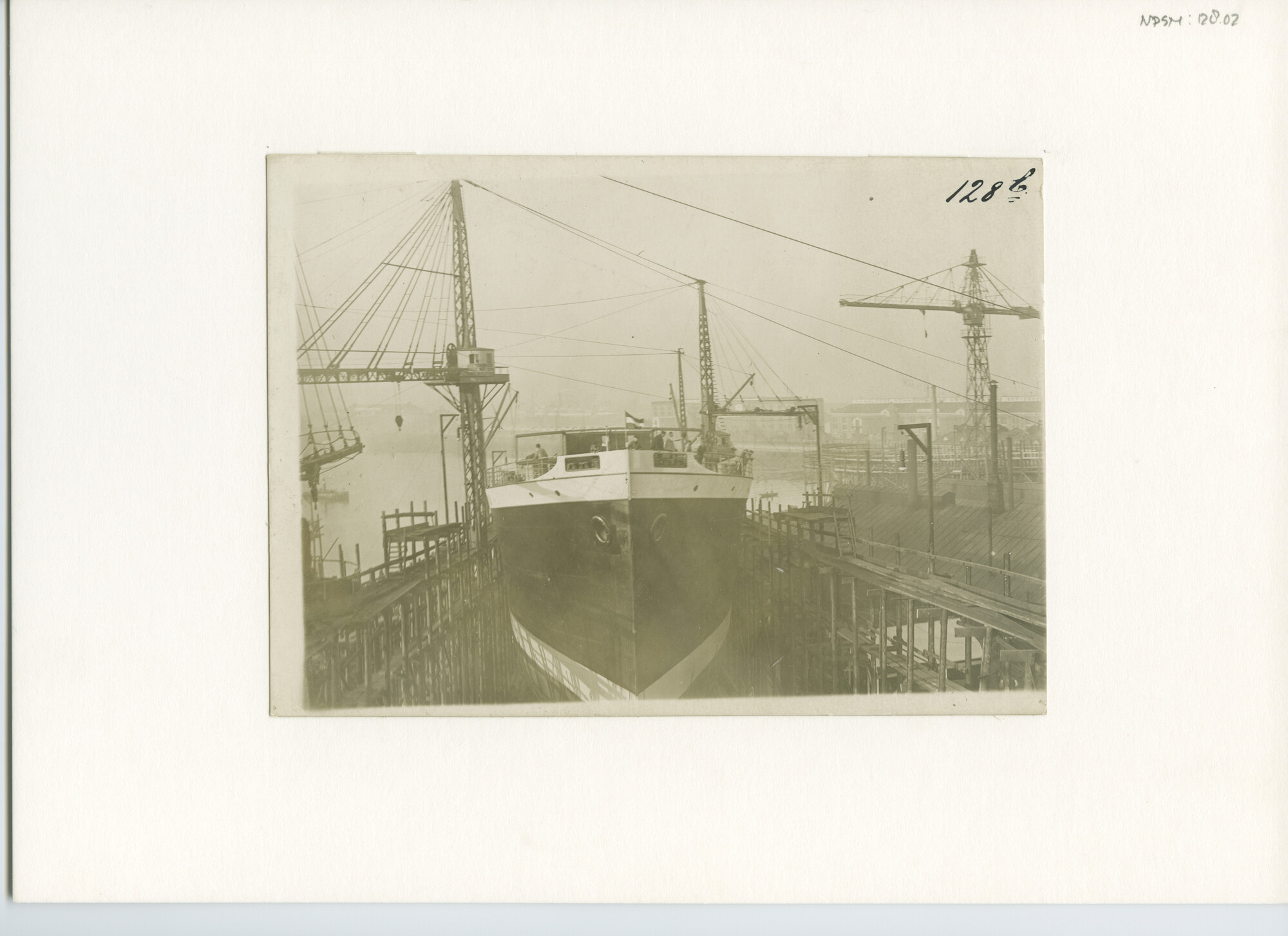 S.5444(0379)3; Foto van de tewaterlating van het vrachtschip ss. Rotti ; foto