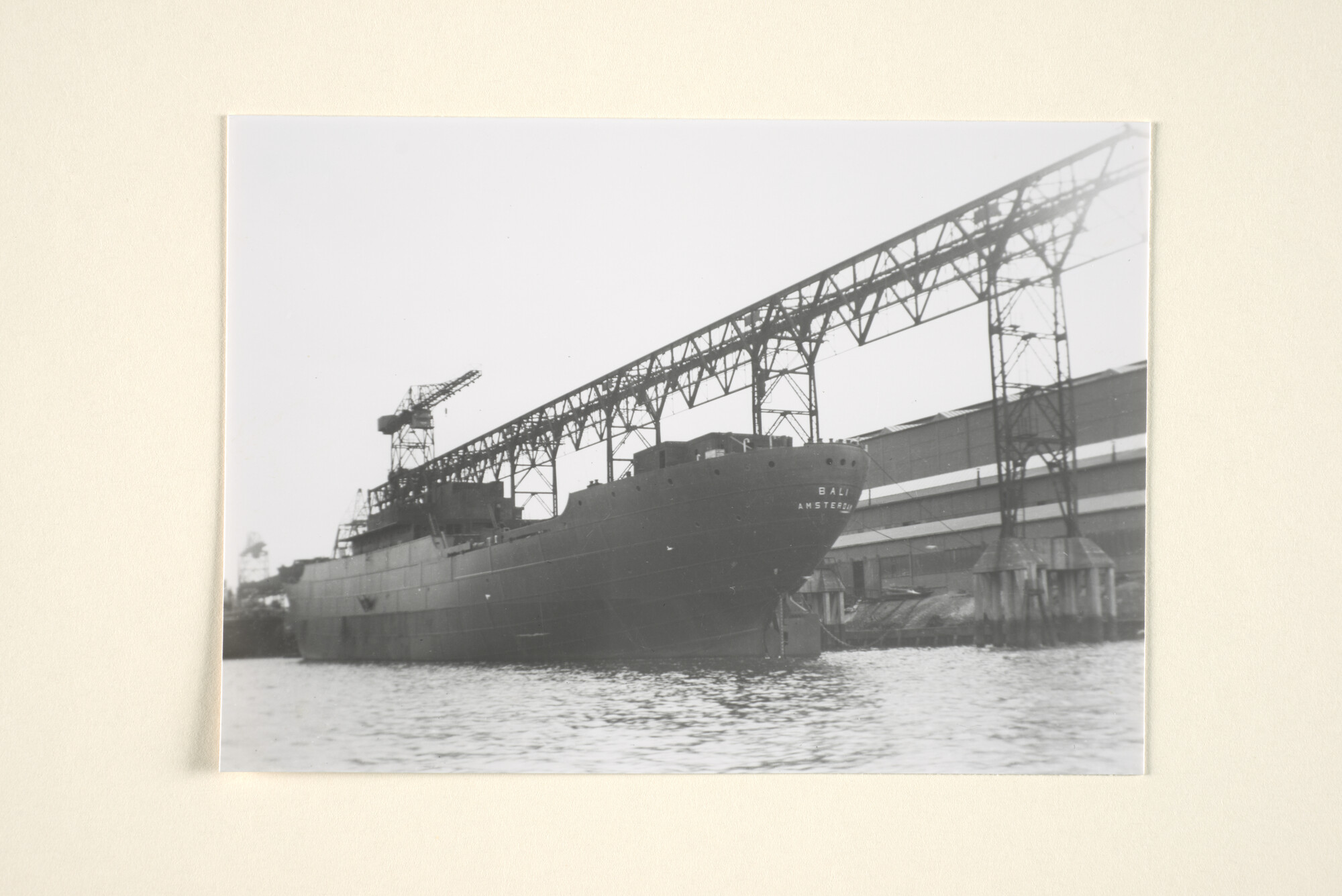 1995.1745; Het vrachtschip ms. 'Bali' van de SMN, afgemeerd bij werf van de RDM te Rotterdam, 1947; foto