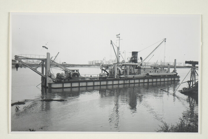 S.5219(12)0301; De profiel- en bakkenzuiger 'Sliedrecht XV' gebouwd op de langshelling van de ASM; foto