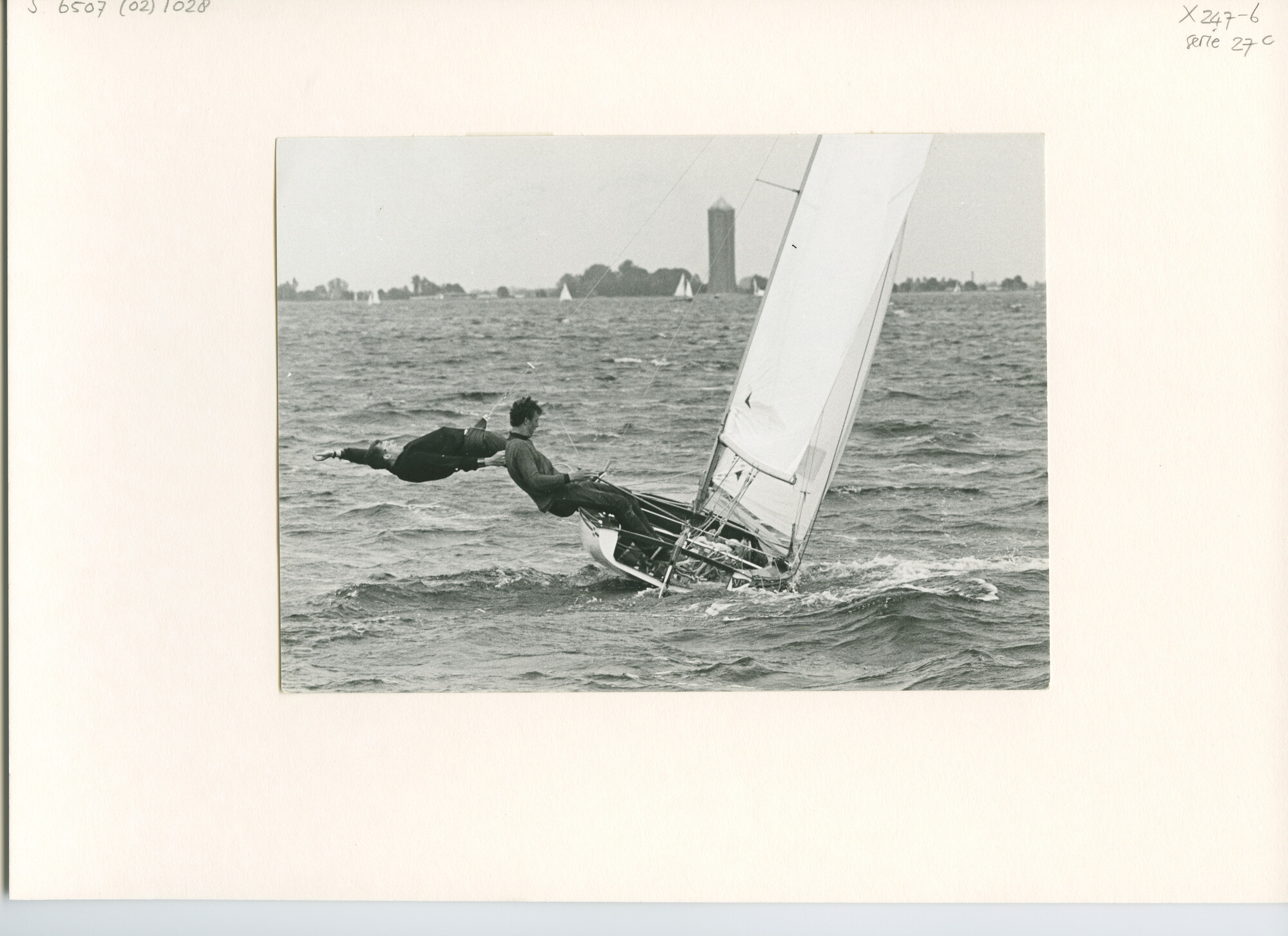 S.6507(02)1028.01; Zwart-wit foto van de Clipper-klasse op de Westeinderplassen; foto