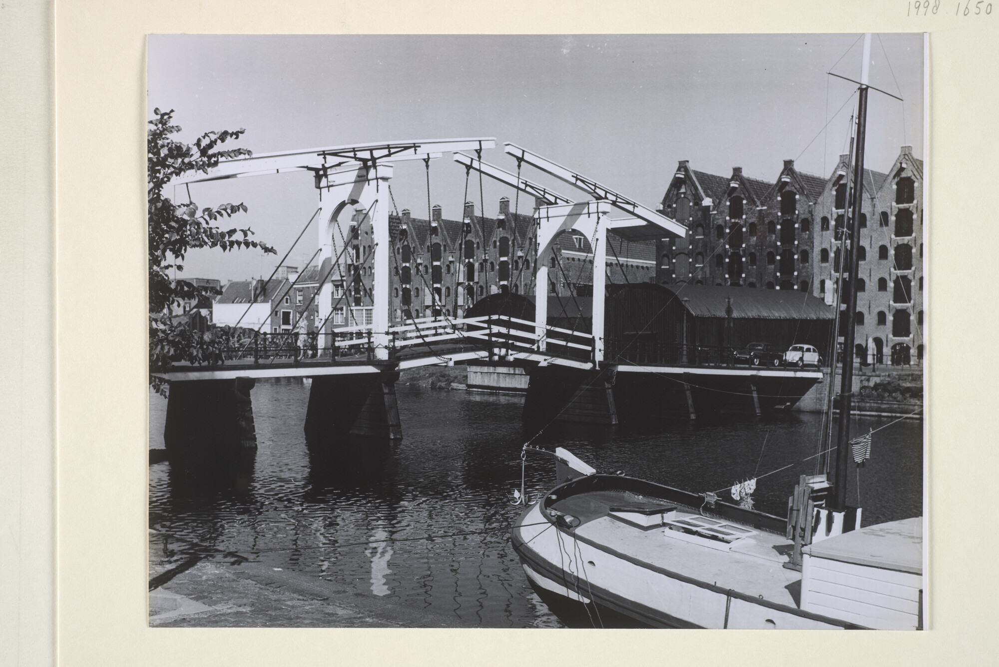 1998.1650; Stadsgezicht te Amsterdam: uitkijk op de ophaalbrug over de Prinseneilandgracht [...]; foto