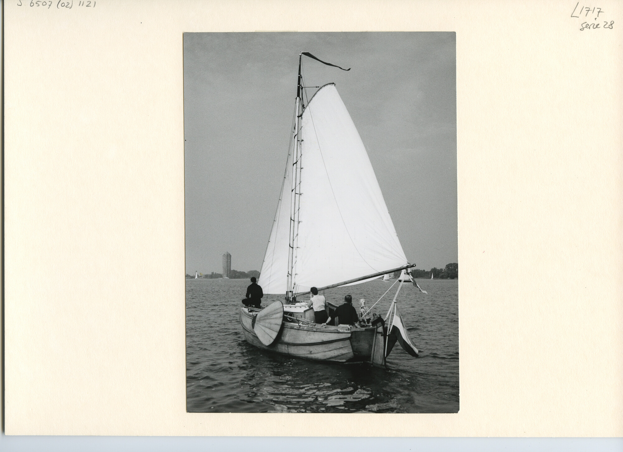 S.6507(02)1121.02; Zwart-wit foto van een wedstrijd voor ronde- en en platbodemjachten op de Westeinderplassen, met zwakke wind; foto