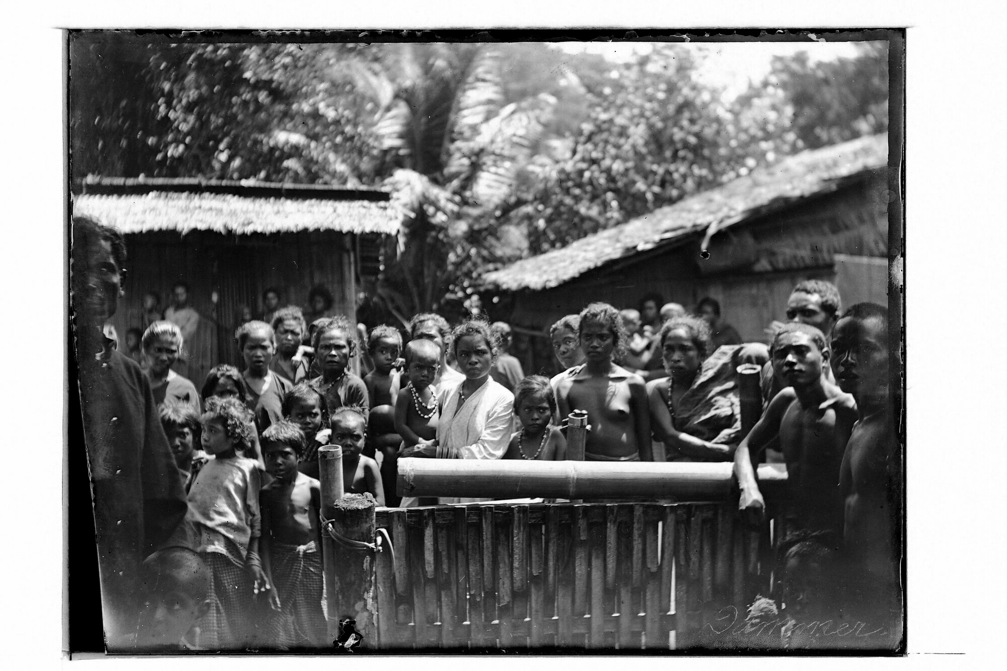 S.3319(166)a; Poserende inwoners te Damar (Pulau-Pulau), Zuid-Wester Eilanden; negatief