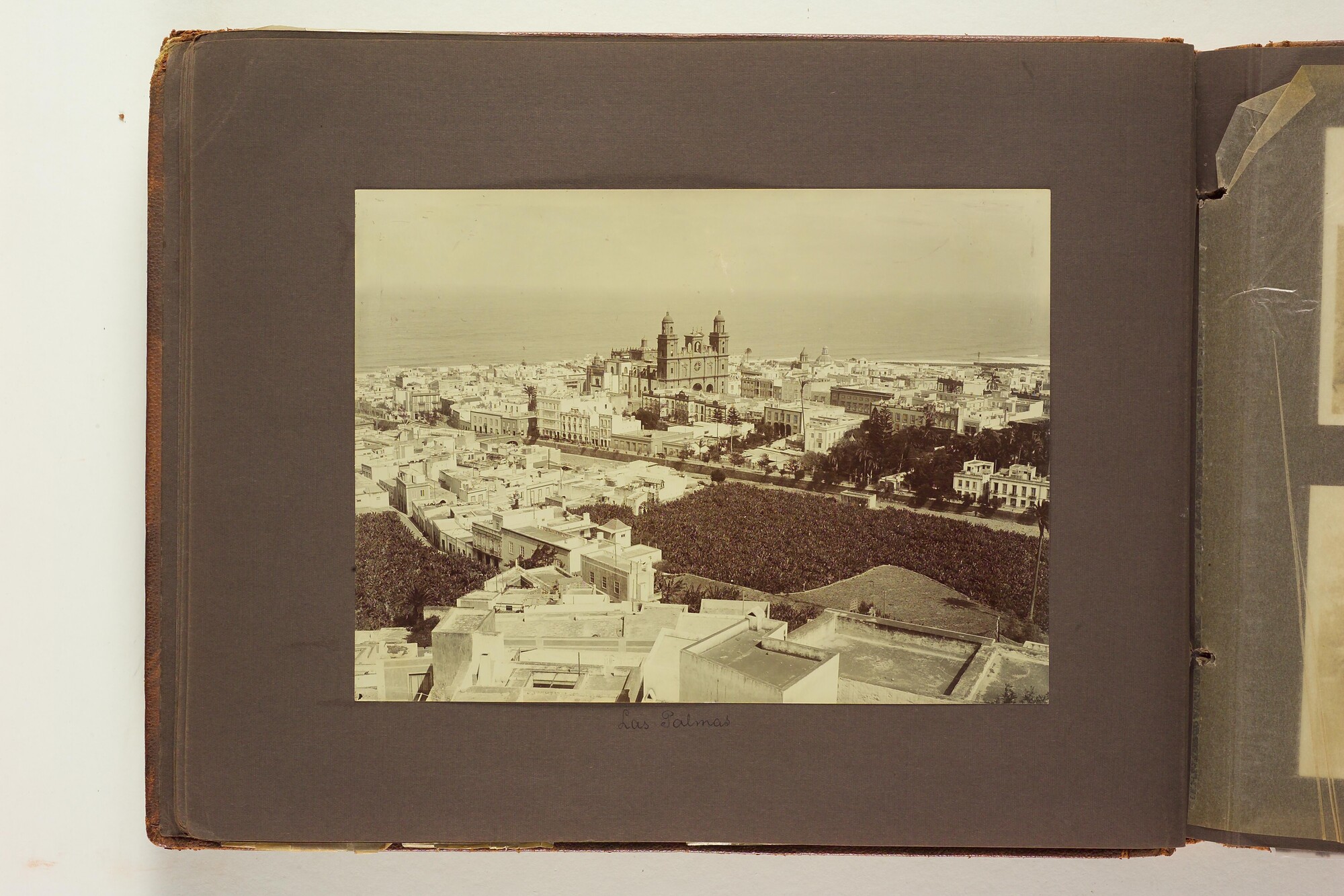S.4660; Album van M.S. Wytema met foto's van de wereldreis van de onderzeeboot Hr.Ms. K XIII; fotoalbum