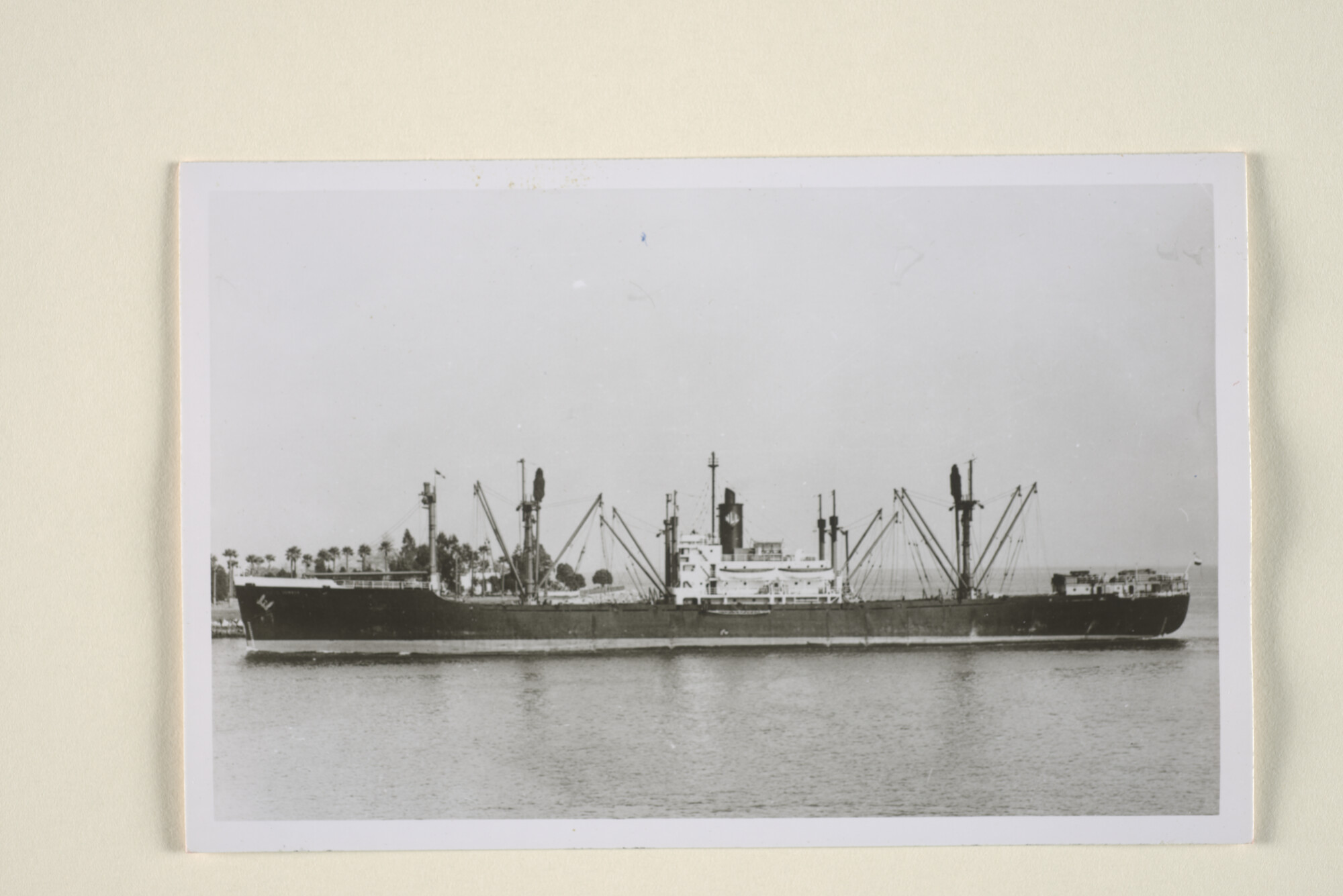 1995.1819; Het vrachtschip Lombok (ex- Pittston Victory) van de Stoomvaart Maatschappij Nederland in Aziatische wateren [...]; prentbriefkaart