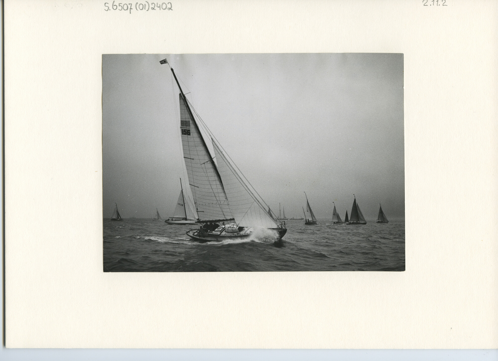S.6507(01)2402; Foto van een veld R.O.R.C. (Nederland) jachten bij de start Hoek van Holland-Harwich race 1957; foto