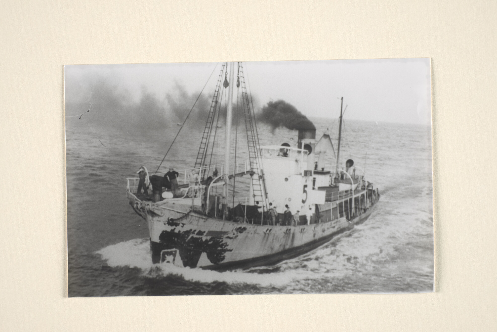 1996.0637; De walvisjager 'Johanna W. Vinke' (AM 5) nadert het walvismoederschip ms. Willem Barendsz (I); foto