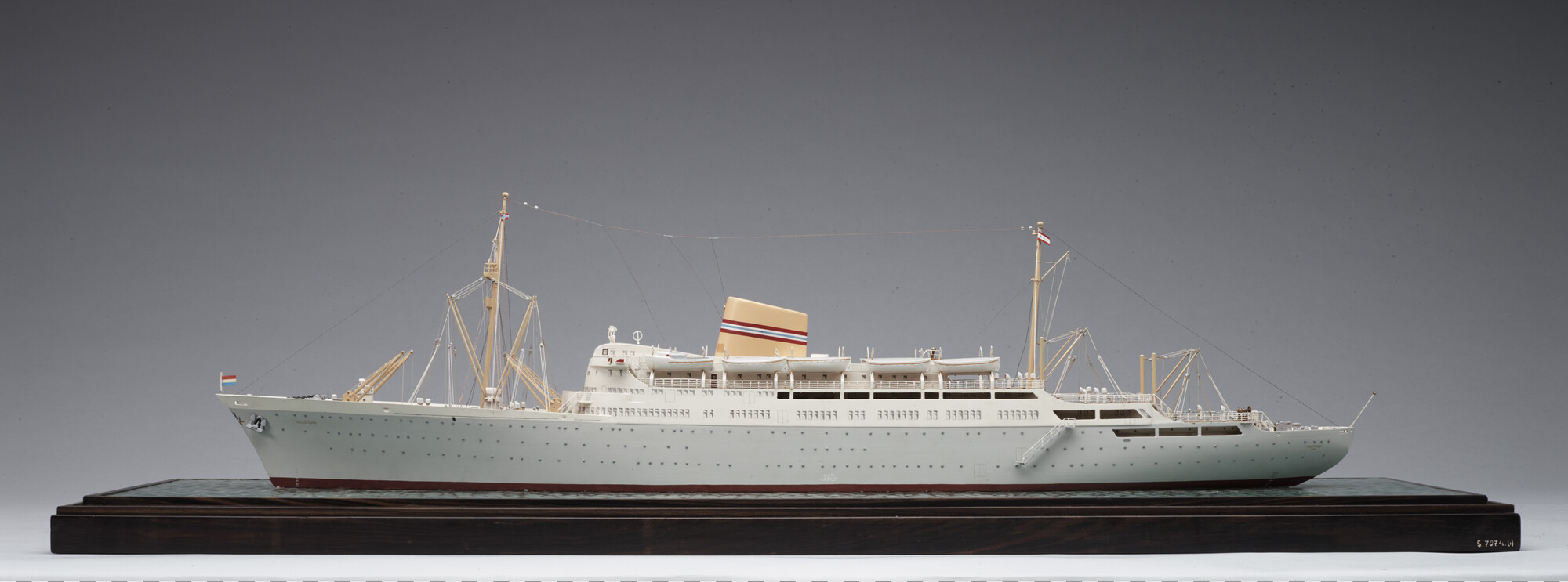 S.7074(01); Waterlijnmodel van het Noorse passagiersschip ms. Oslofjord; scheepsmodel