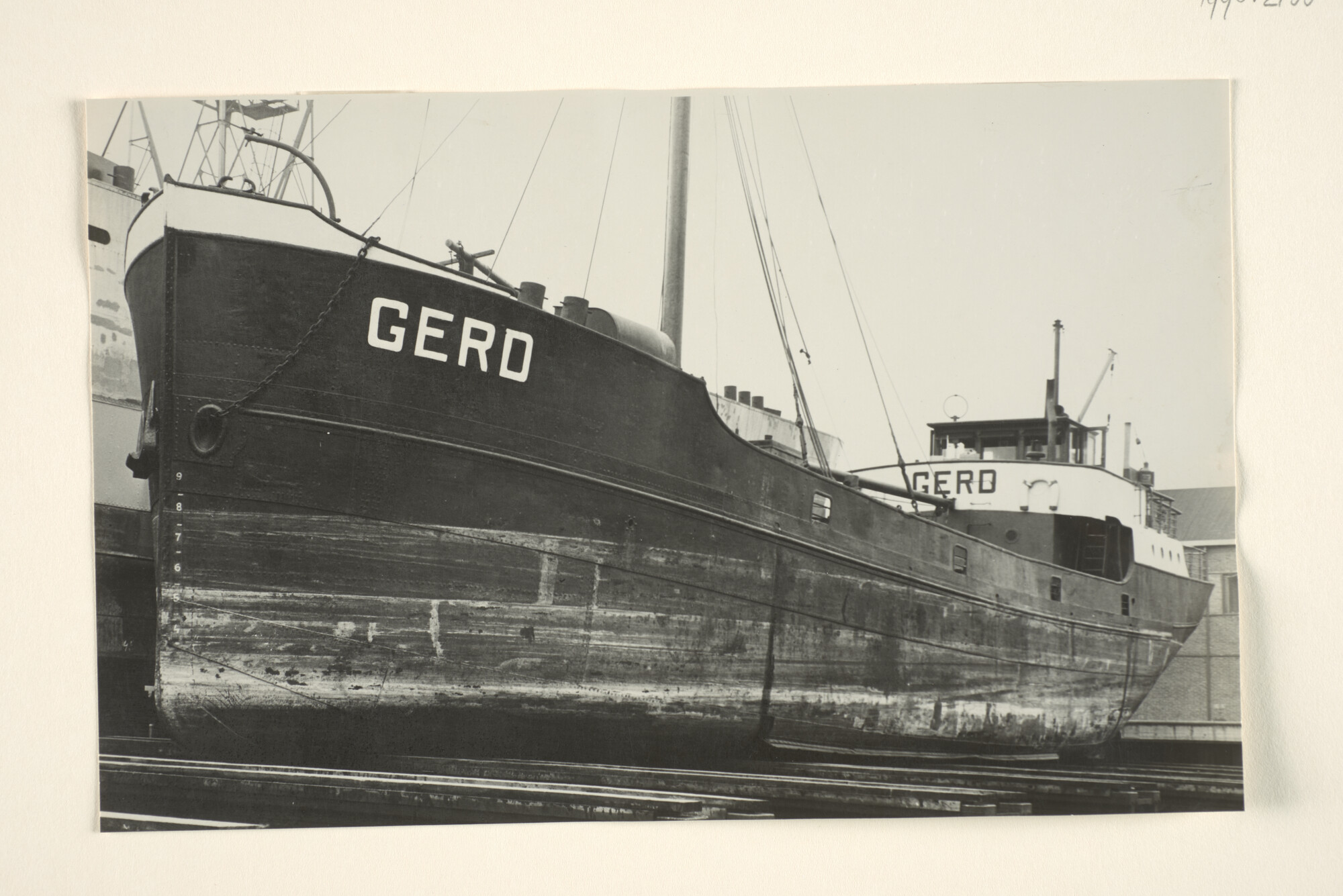 1996.2133; De coaster ms. 'Gerd' van W. Timmer te Groningen ligt (vermoedelijk) op de dwarshelling van het Havenbedrijf Vlaardingen-Oost [...]; foto