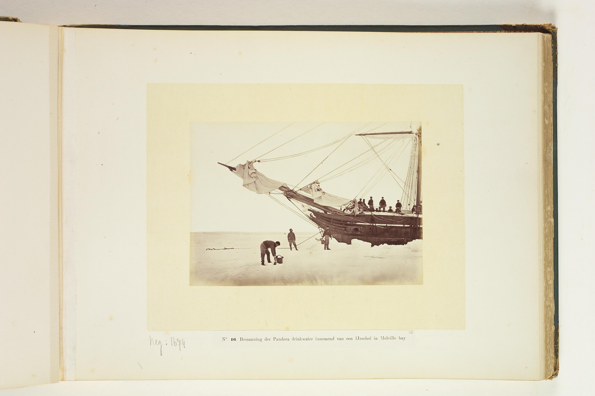 A.4325; Album met foto's van de noordpoolreis van de Pandora; fotoalbum