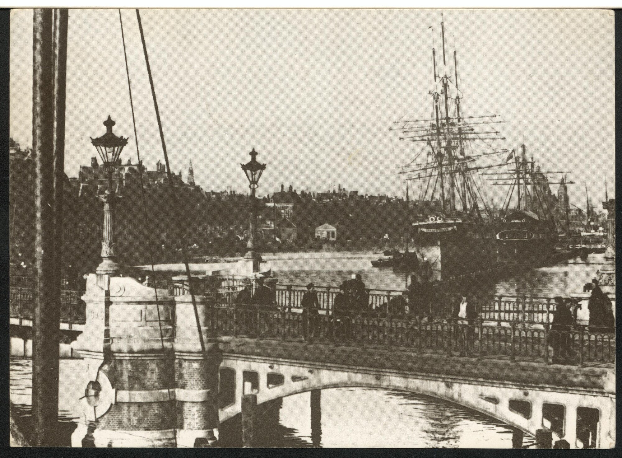 1993.6650; Het zeilschip "Graafstroom" van J. Smit te Alblasserdam in de IJgracht met Kattenburgerbrug met links Prins Hendrikkade in 1890; prentbriefkaart
