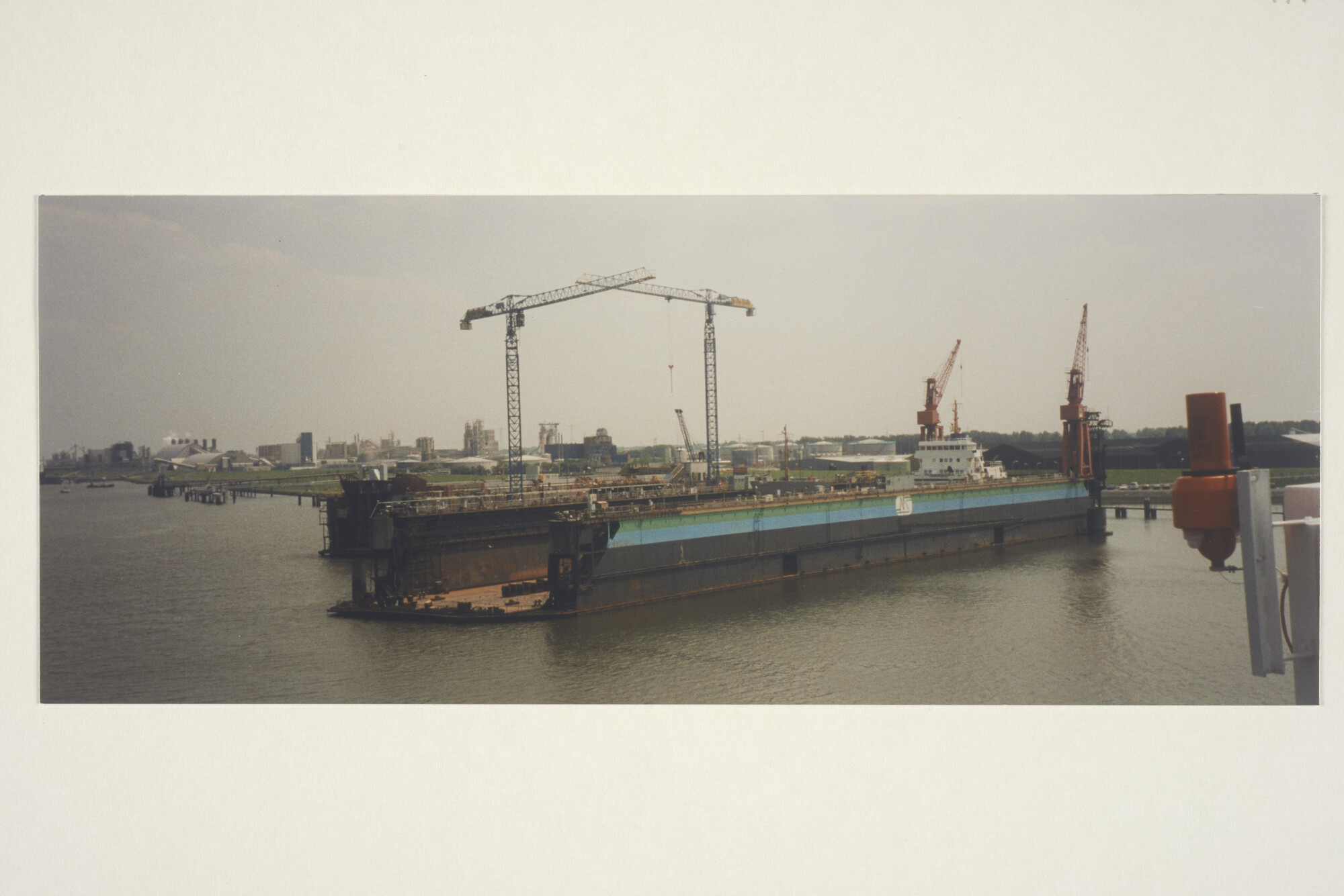 1997.4600; Kleurenfoto van de doklokatie van scheepswerf Niestern Sander BV; foto