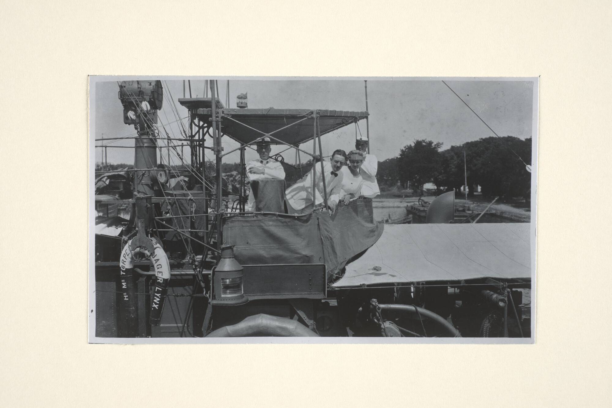 1994.7254; Bezoek aan de brug van de torpedobootjager Hr.Ms. 'Lynx' te Soerabaja, juni 1923; foto