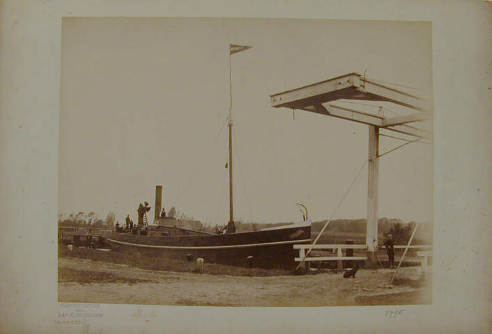 S.1156(06)169; Het ss. 'Almelo I' ligt afgemeerd in een sluis bij Almelo; foto