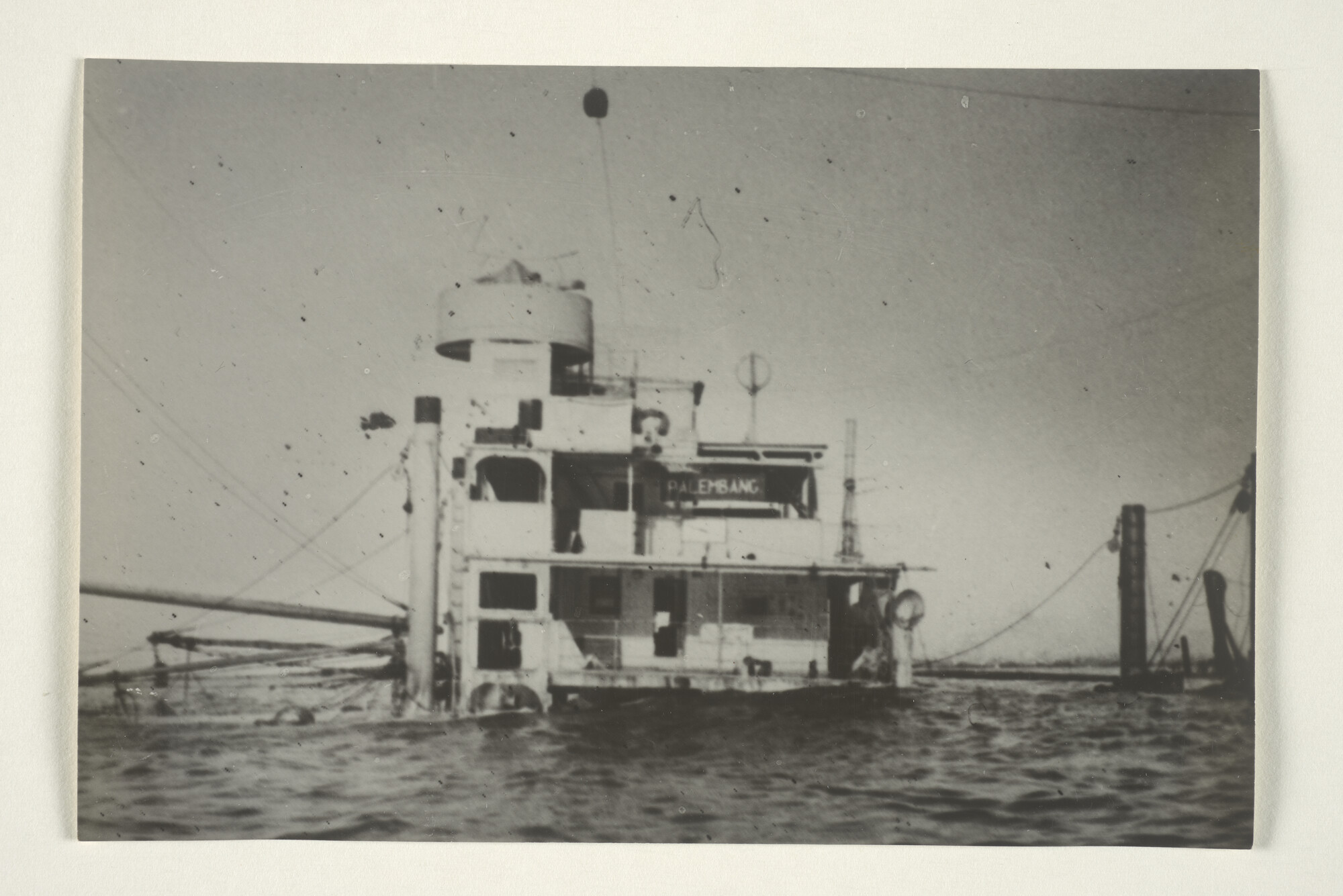 2000.3379; Foto's van het gestrande en gezonken vrachtschip ms. 'Palembang' van de Rotterdamsche Lloyd vlak voor de haven van Alexandrië november 1944; fotoreportage