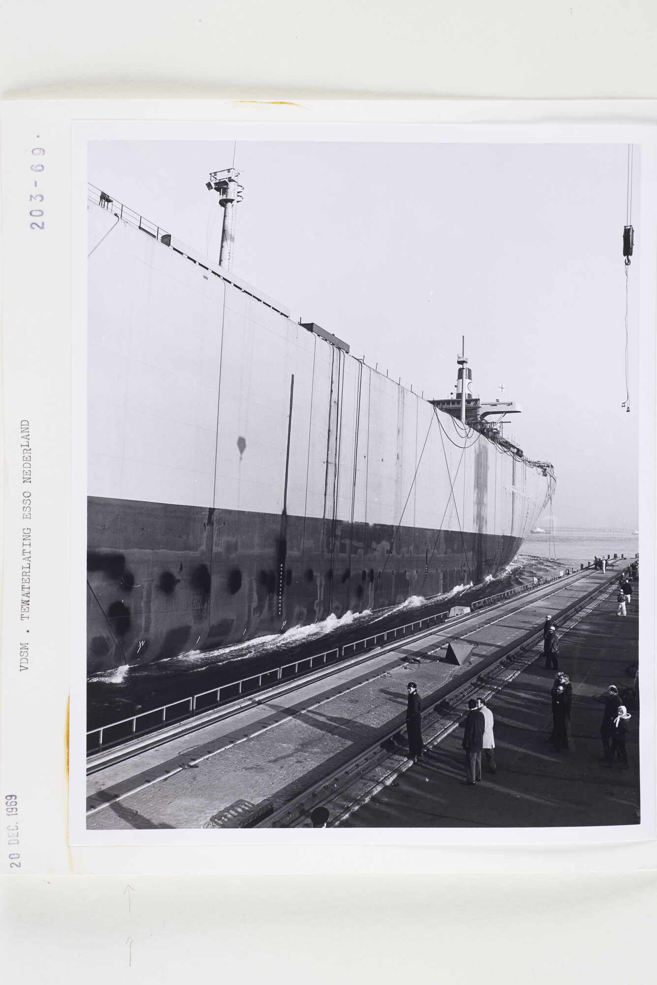 S.5444(5082)07; Foto van de tewaterlating van de mammoettanker Esso Nederland bij de VDSM; foto