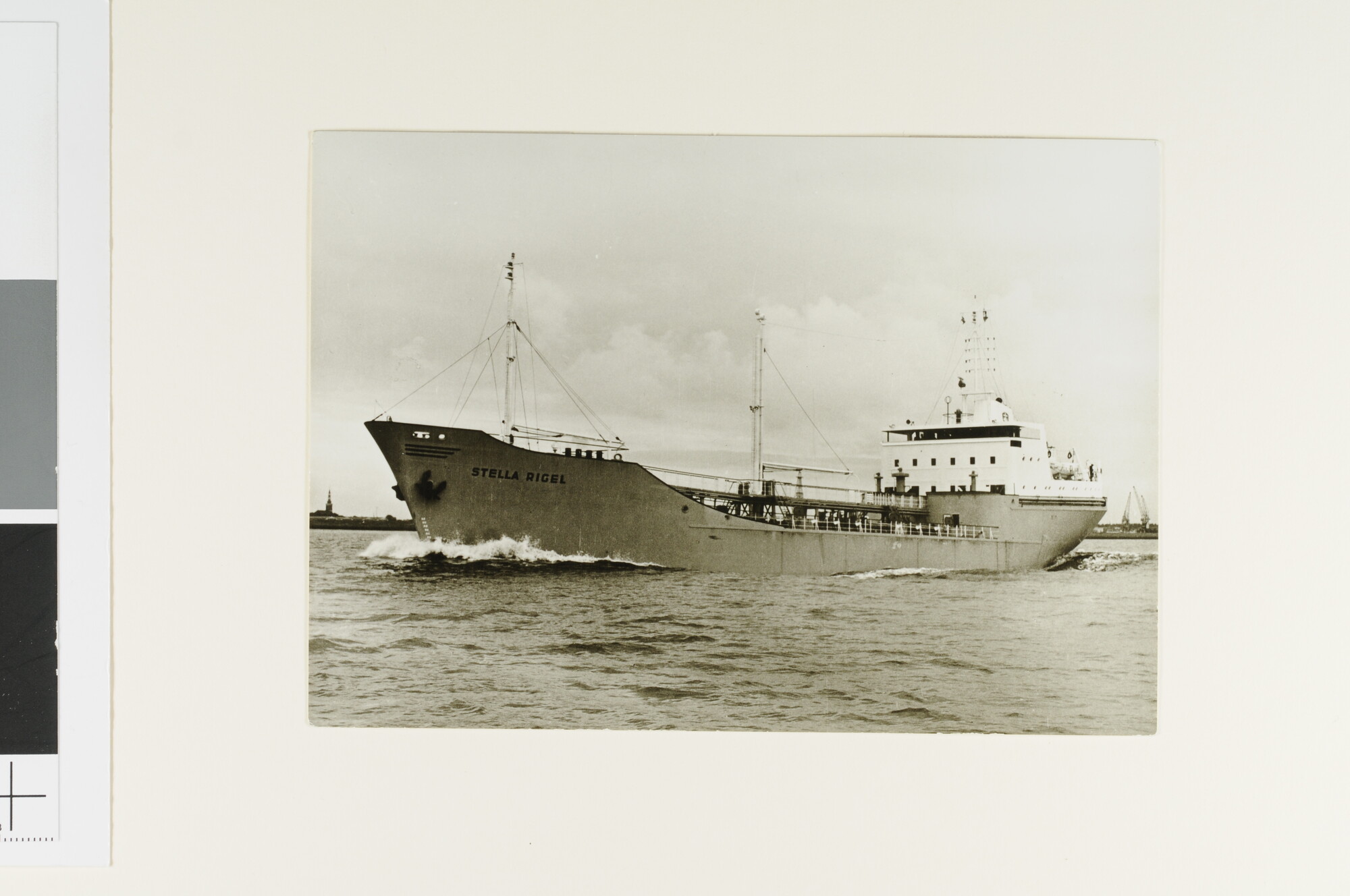 S.6408(0974); De kustvaarttanker ms. 'Stella Rigel' van de Shipping Co; foto