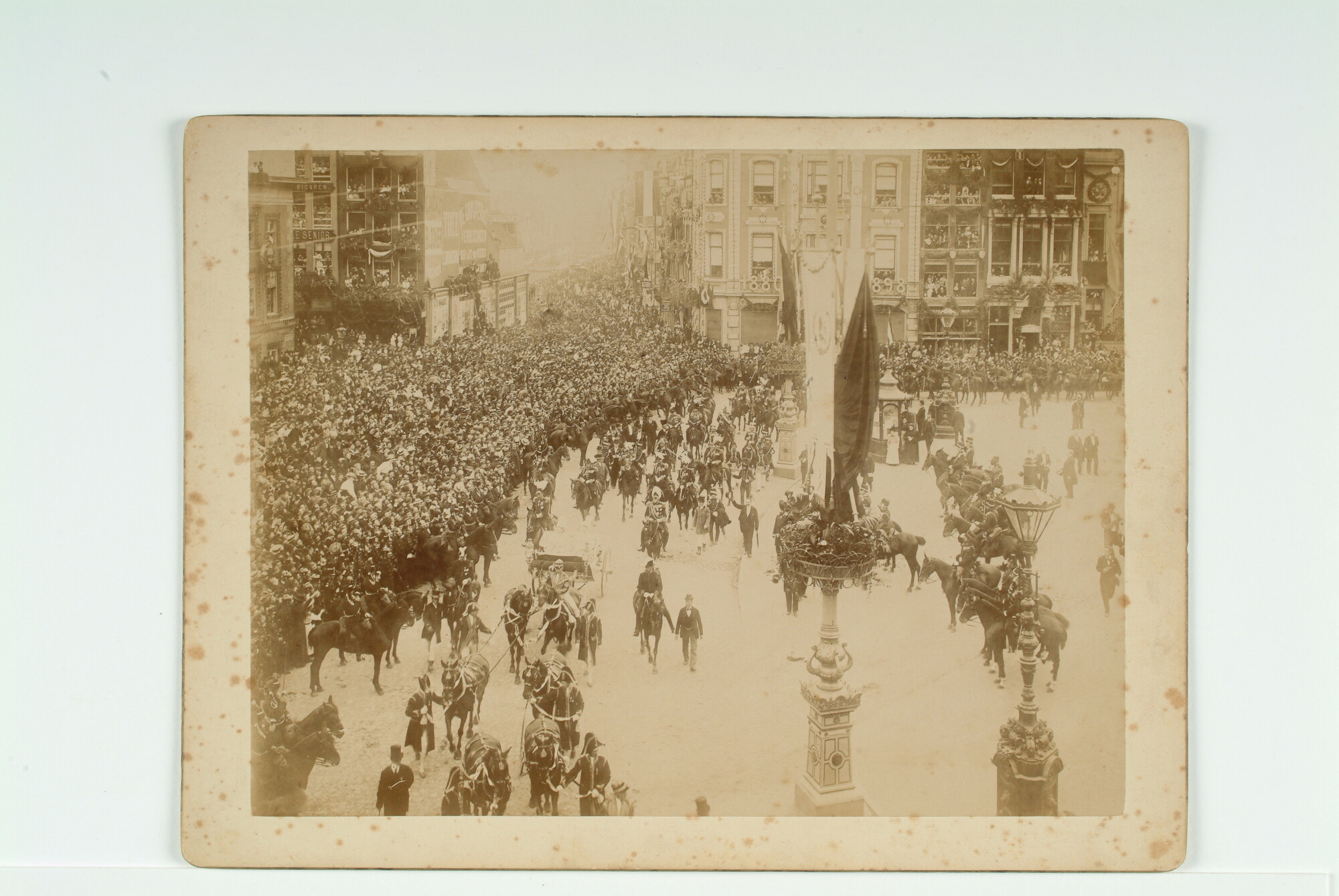 S.5679(05)2; Aankomst van koningin Wilhelmina op de Dam (te Amsterdam) tijdens haar [...]; foto
