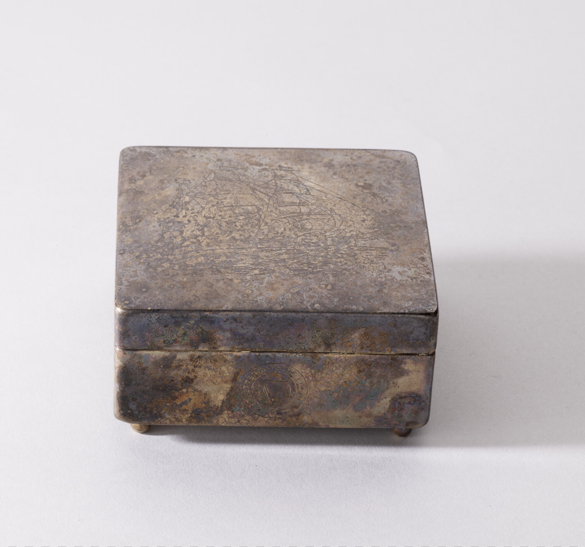 S.5088; Sigarettendoos, verzilverd, met op het deksel het barkschip 'Fop Smit'; sigarettendoos